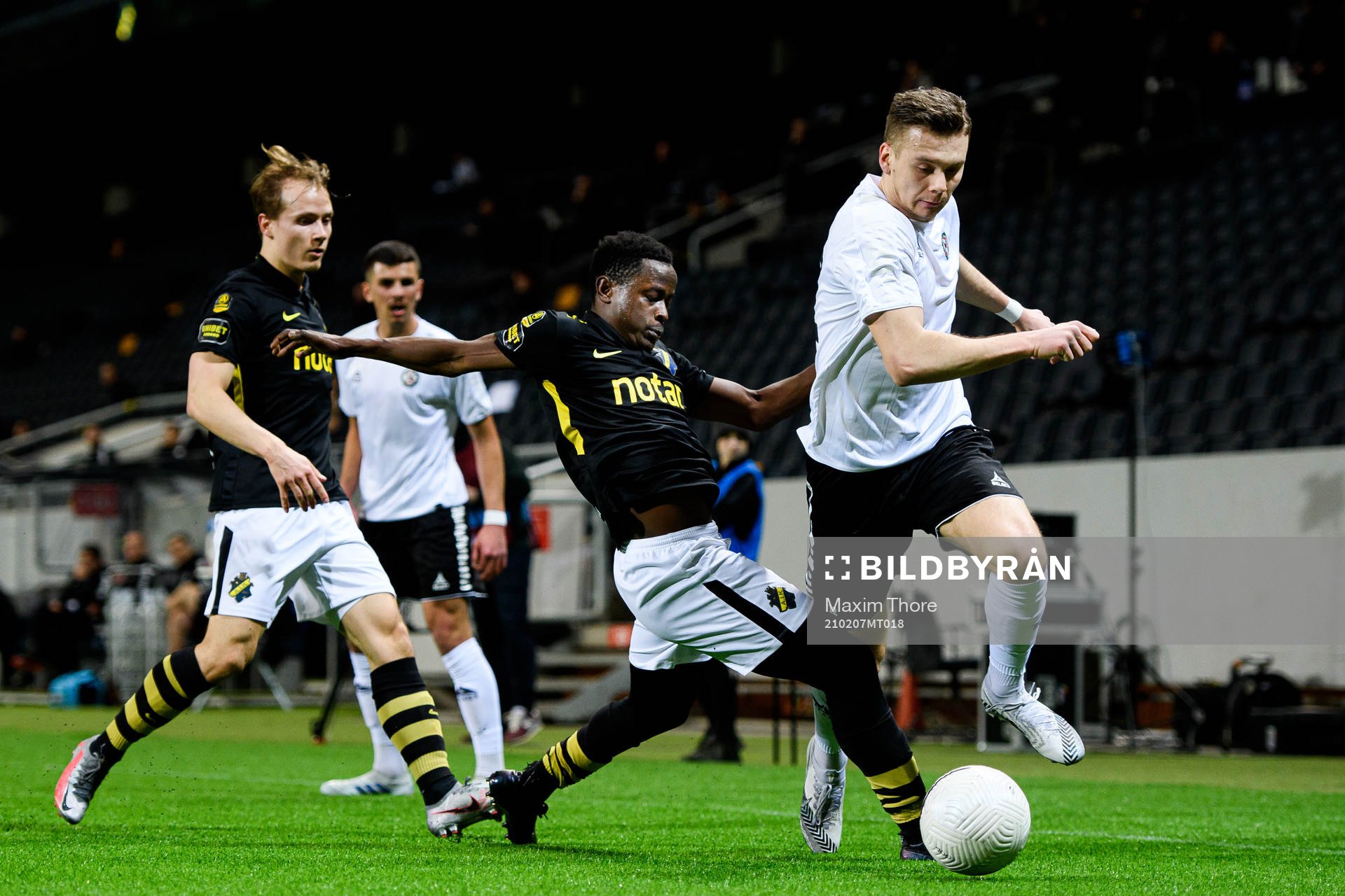 s Erick Otieno och Örebros Jake Larsson