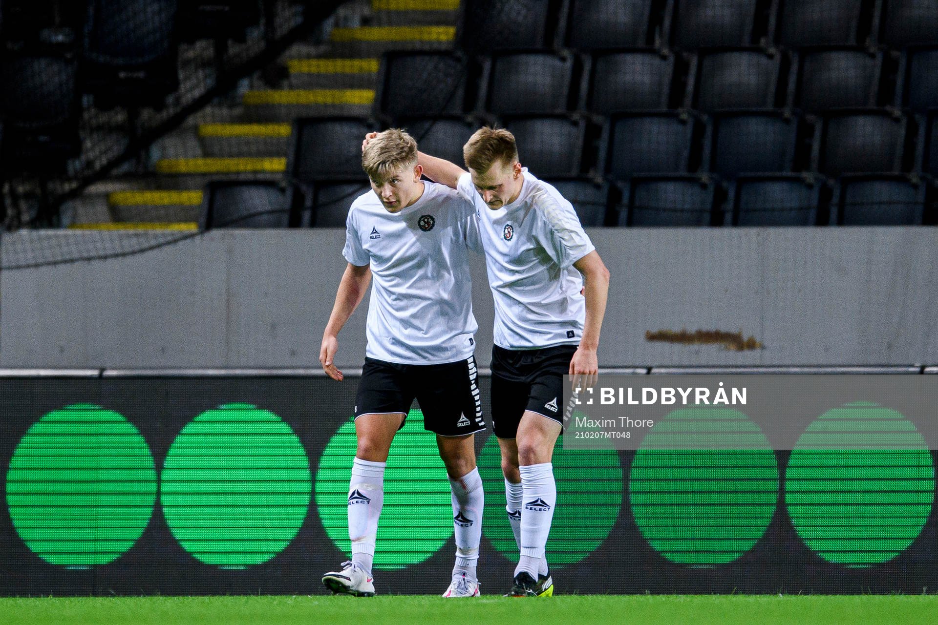 Örebros David Seger och Rasmus Karjalainen jublar efter reduceringen 2-1 under träningsmatchen i fotboll mellan AIK och Örebro den 7 februari 2021 i Stockholm.