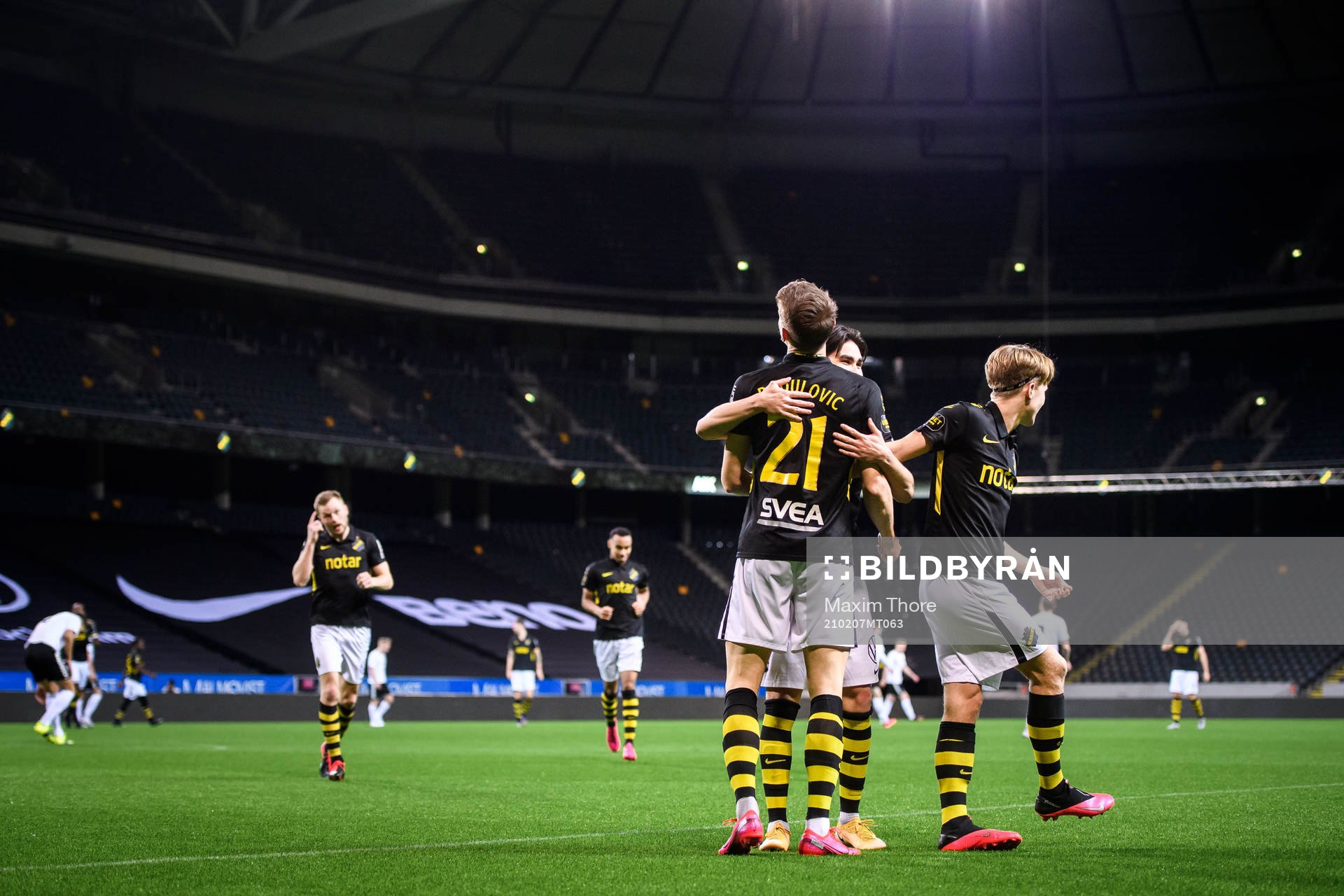 s Tom Strannegård och Eric Kahl jublar med Bojan Radulovic