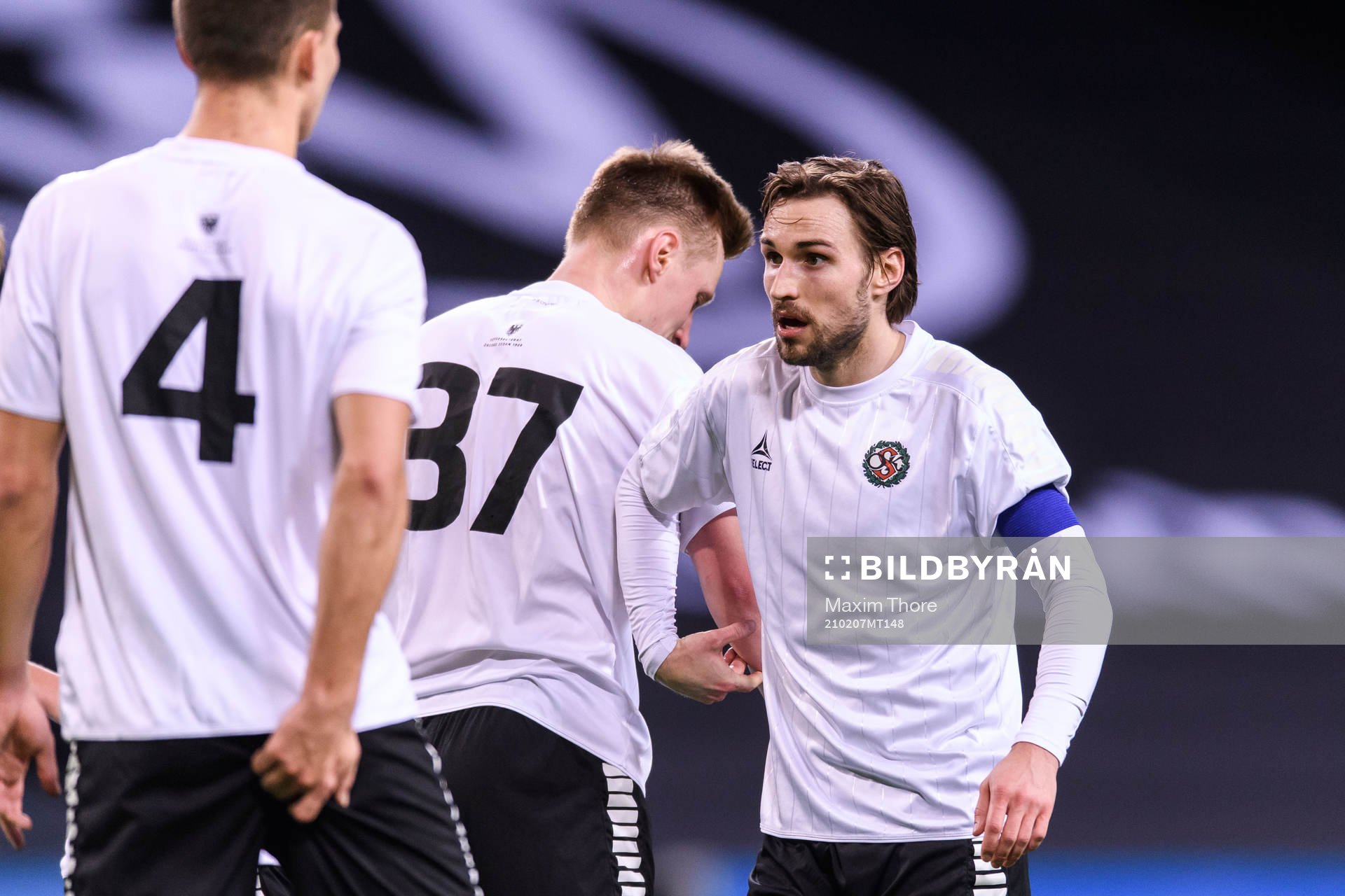 Örebros Kevin Walker i samtal med lagkamrater