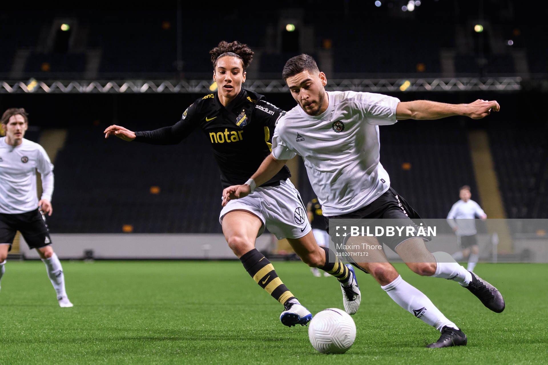 AIK:s Robin Tihi och Örebros Alfred Ajdarevic under träningsmatchen i fotboll mellan AIK och Örebro den 7 februari 2021 i Stockholm. 