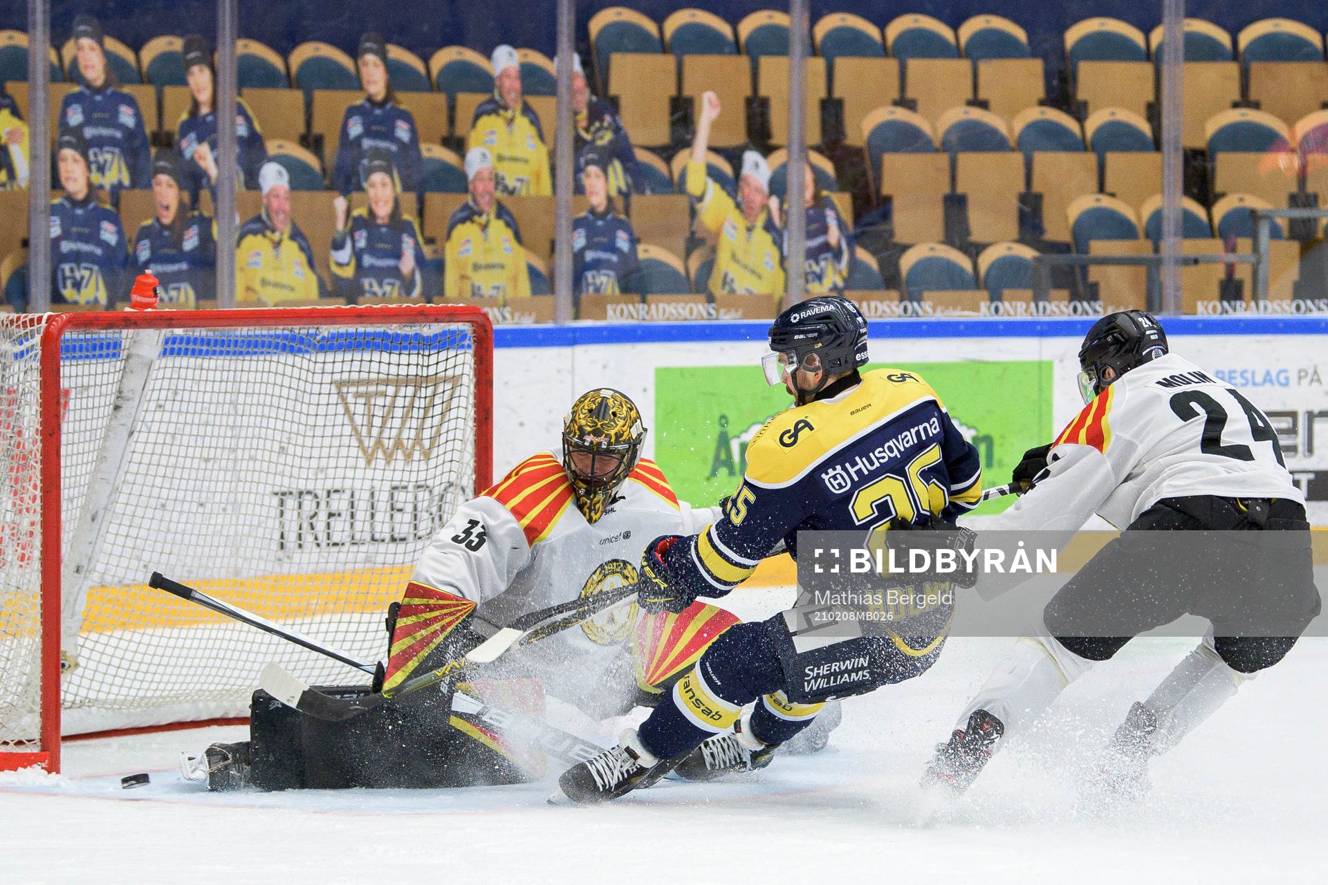 s Axel Holmström oroar framför Brynäs målvakt Samuel