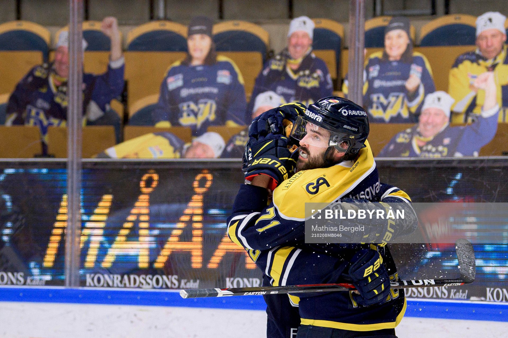 s Matt Donovan och Linus Fröberg jublar