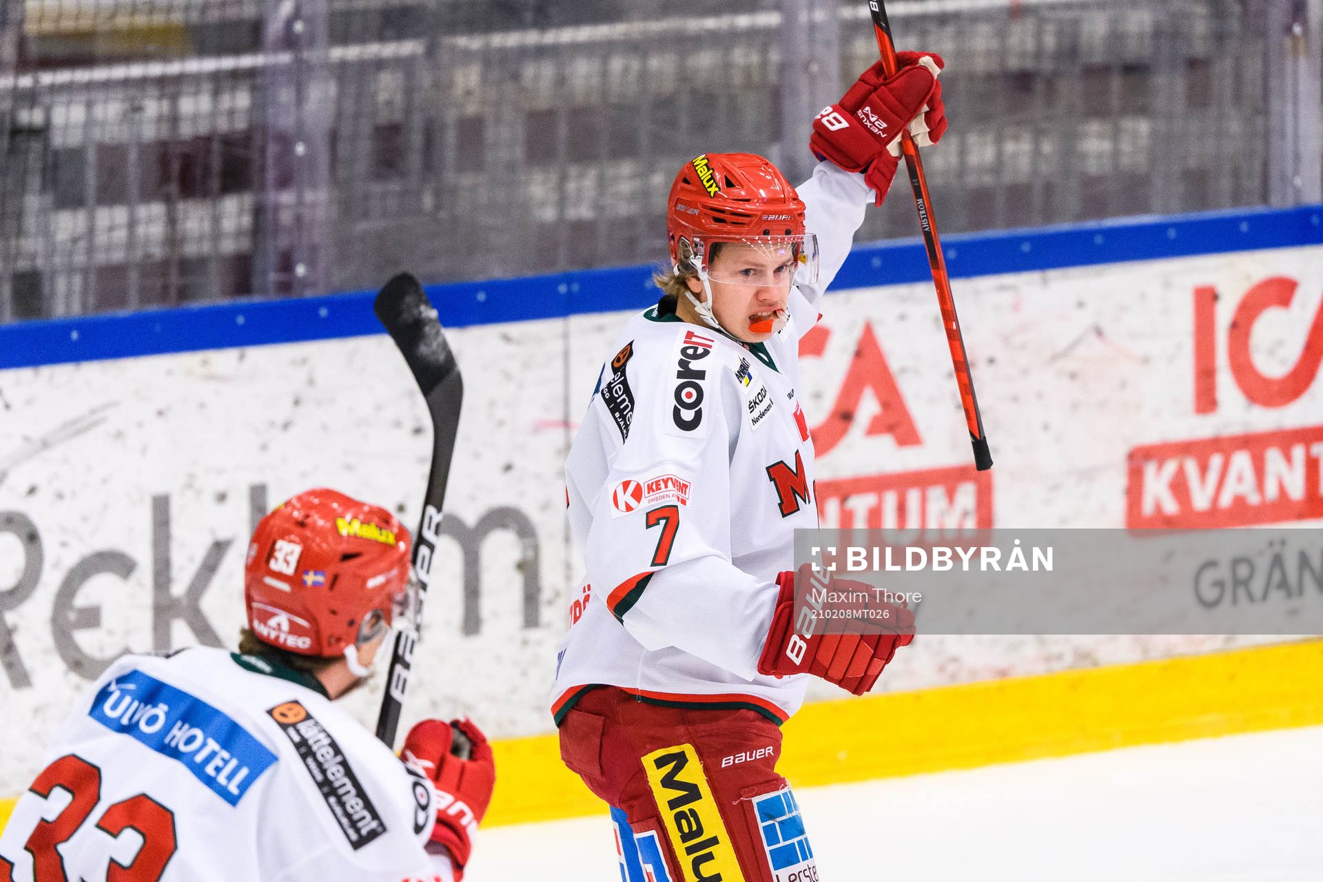 Modos Tobias Åhström jublar
