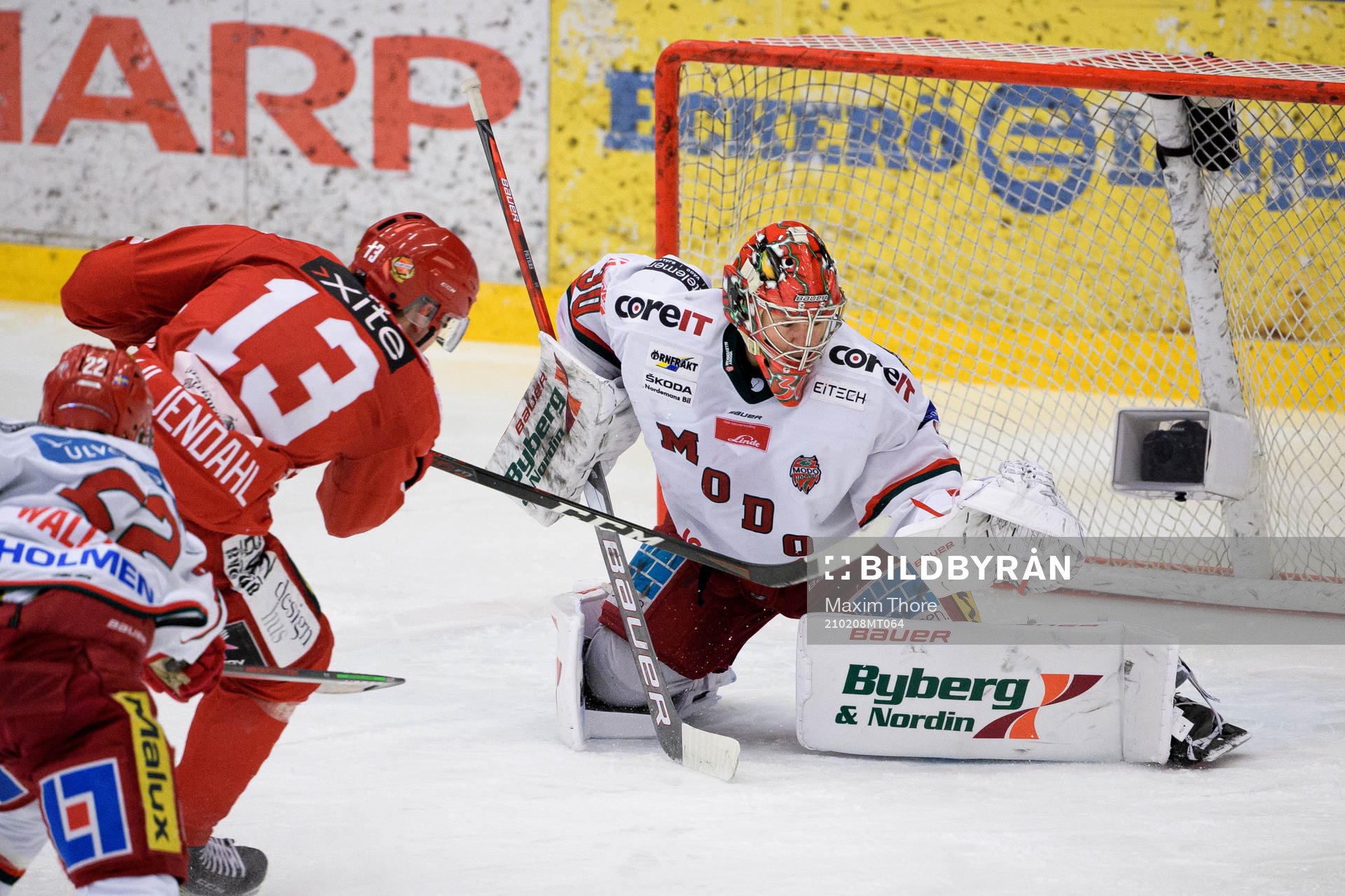 Almtunas Tobias Liljendahl gör 2-2 bakom Modos målvakt
