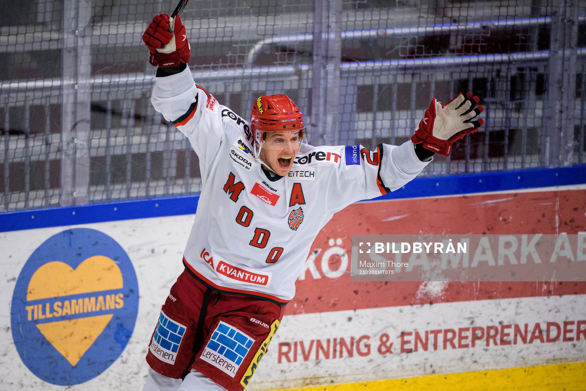 Modos Brendan Mikkelson jublar
