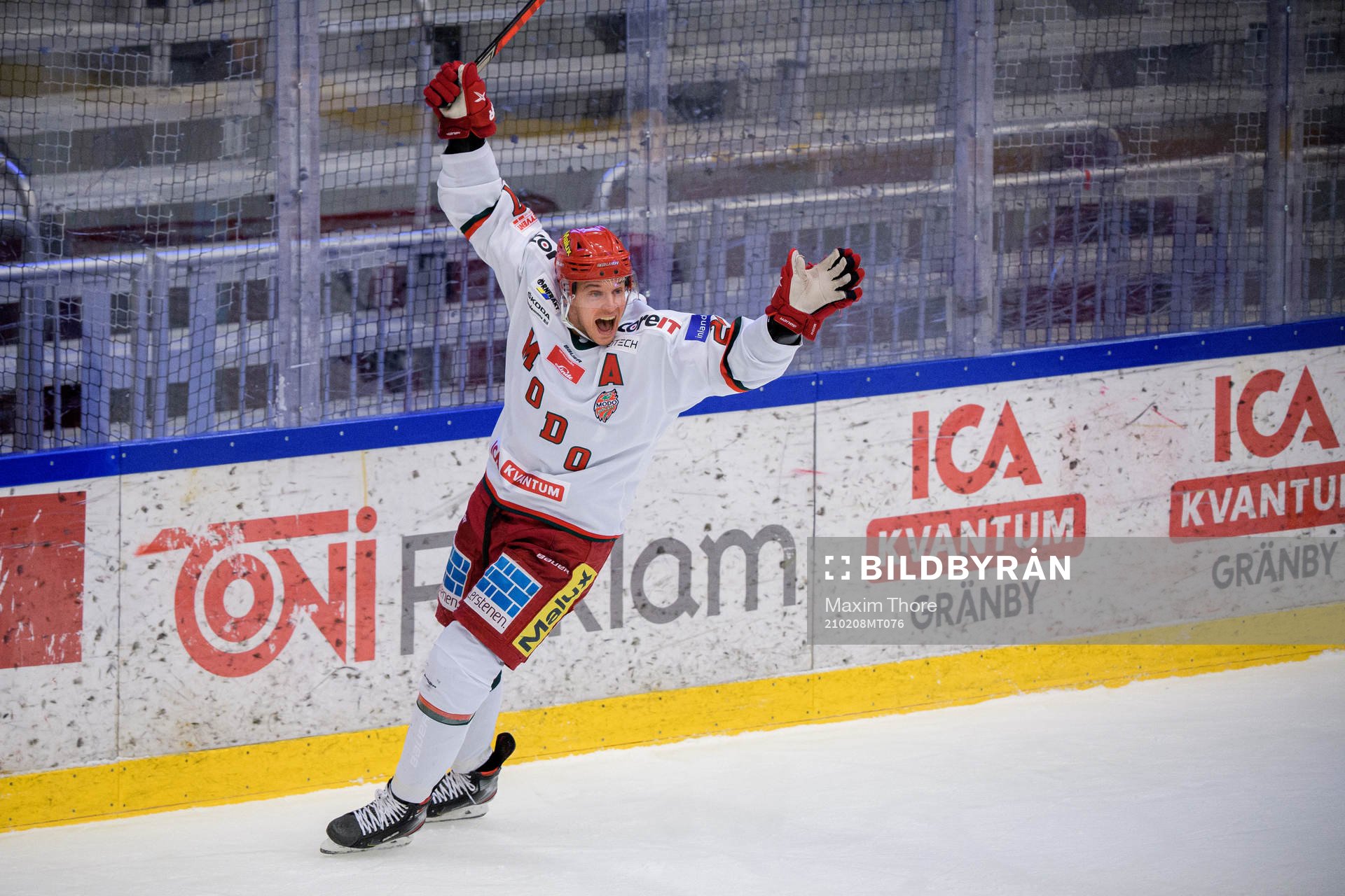 Modos Brendan Mikkelson jublar