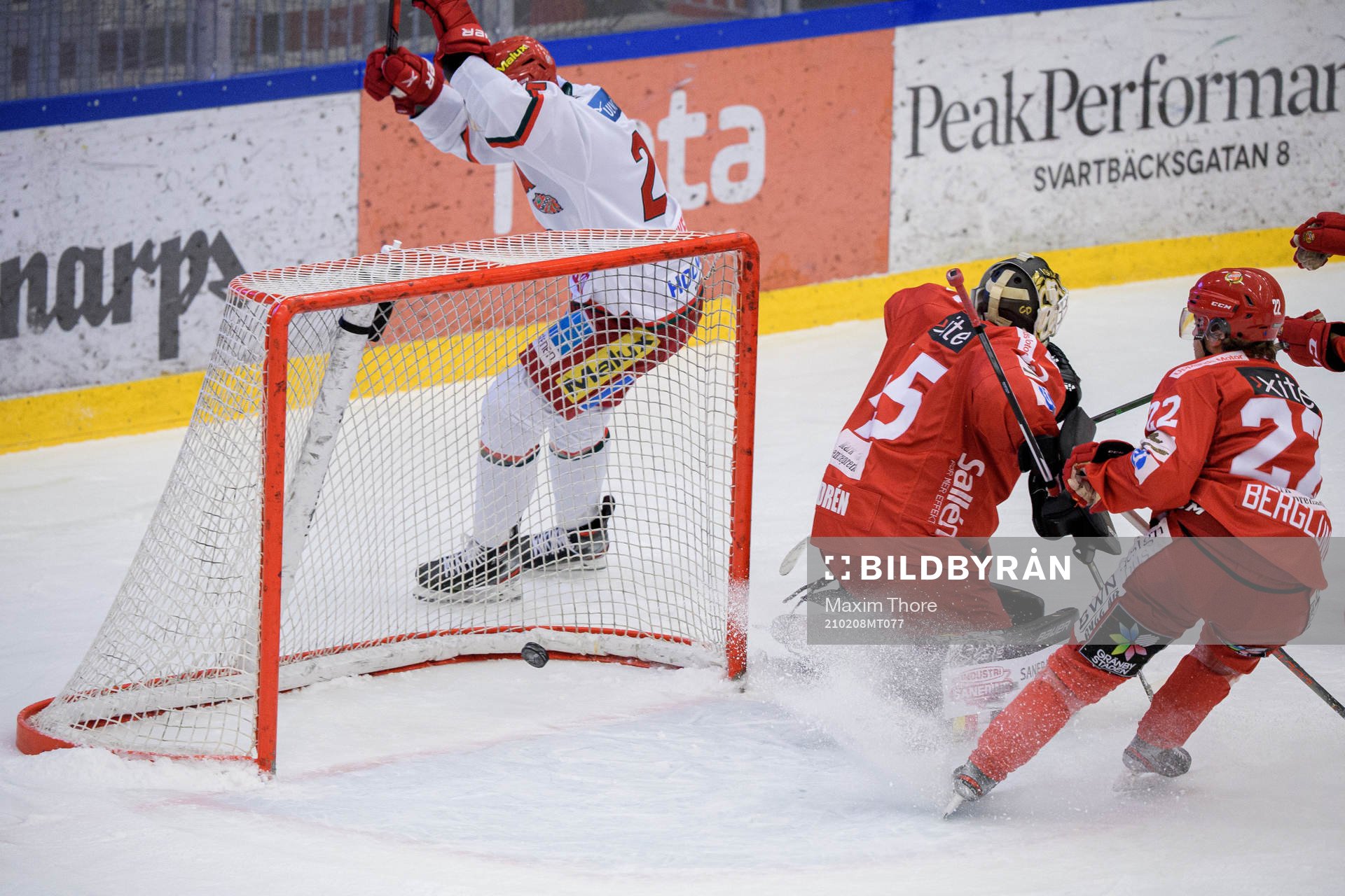 Modos Brendan Mikkelson gör 3-3 bakom Almtunas målvakt