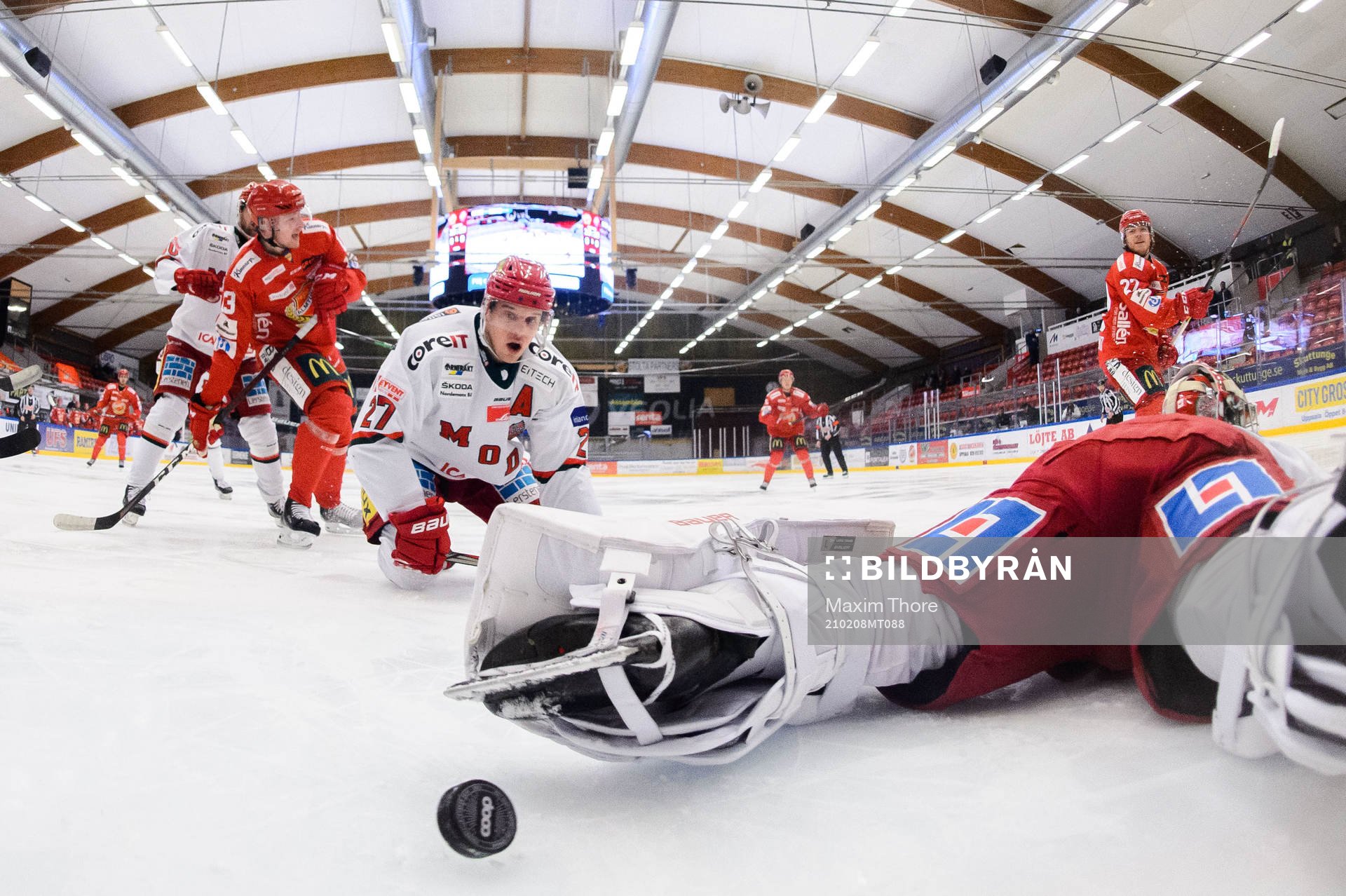 Almtunas Emil Berglund gör 1-0 framför Modos Brendan
