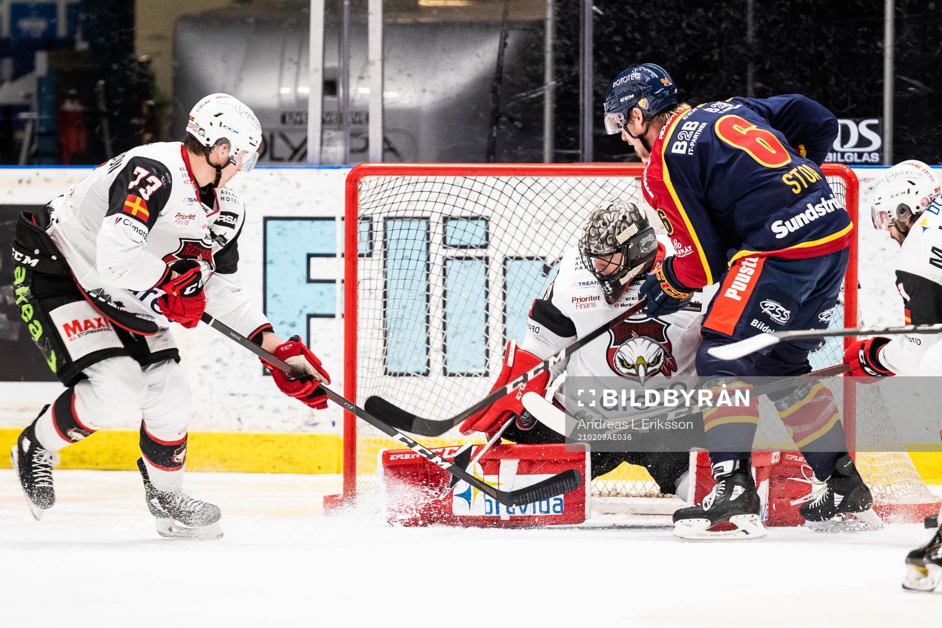 Djurgårdens Ryan Stoa framför Malmö Redhawks målvakt