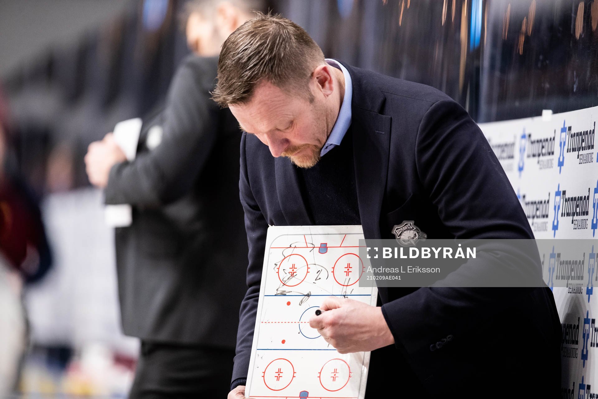 Malmö Redhawks tränare Joakim Fagervall med en taktiktavla
