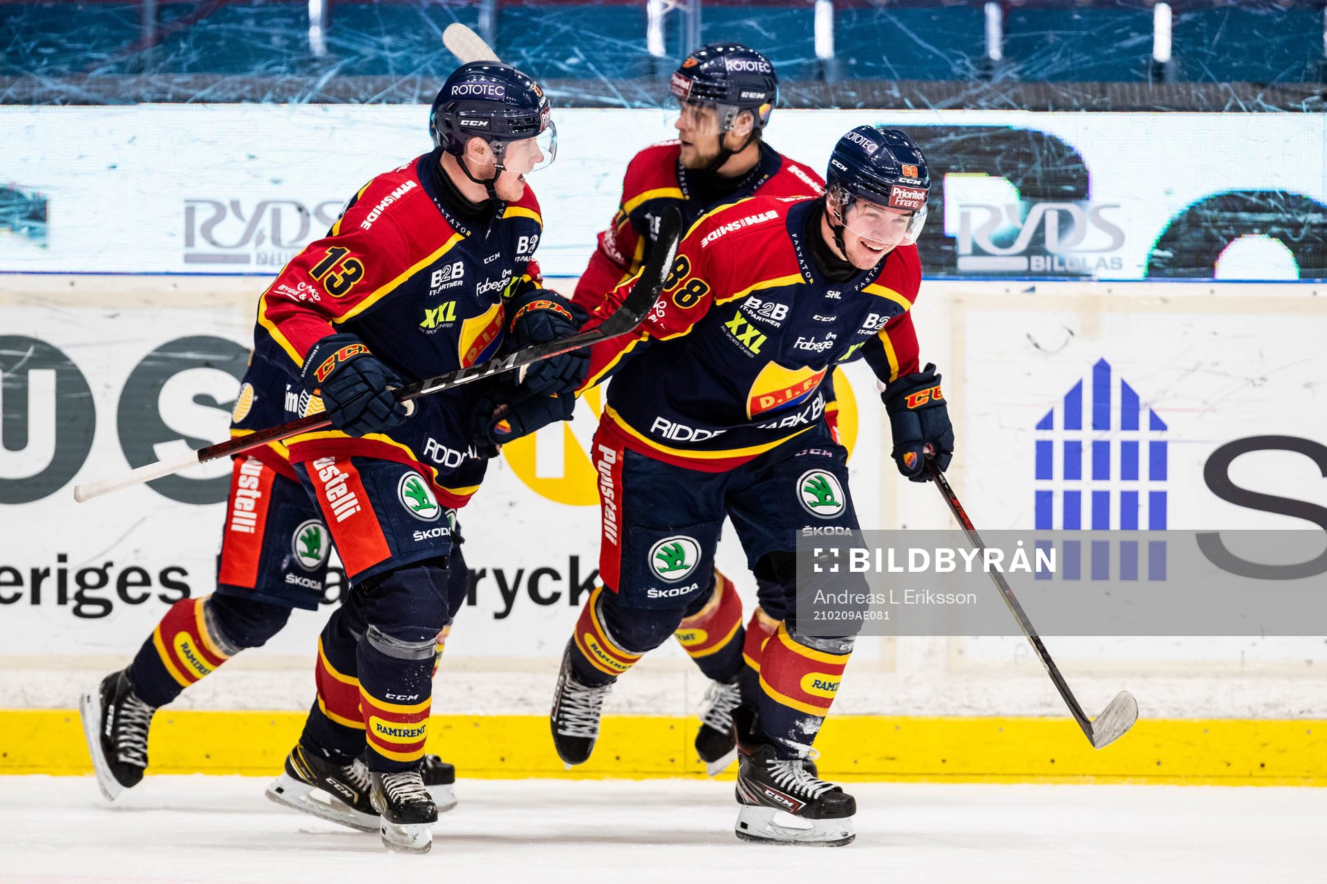 Djurgårdens Alexander Holtz (h) jublar med lagkamarater