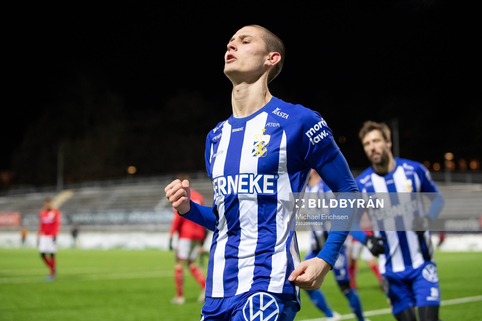 IFK Göteborgs Rasmus Wikström jublar efter kvittering till 2-2 under fotbollsmatchen i träningsmatchen mellan IFK Göteborg och Degerfors den 9 februari 2021 i Göteborg.