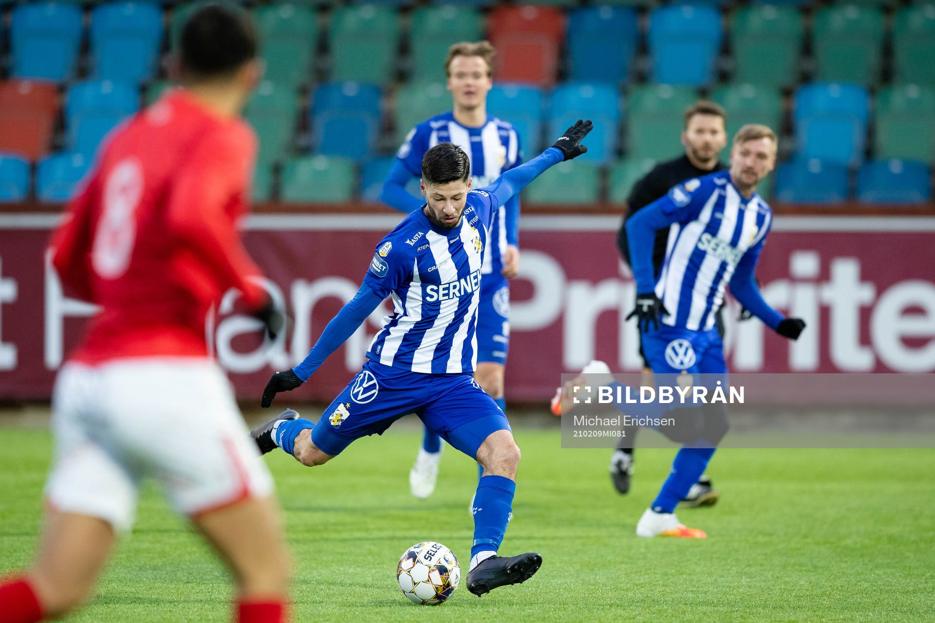 IFK Göteborgs Kevin Yakob skjuter ett skott