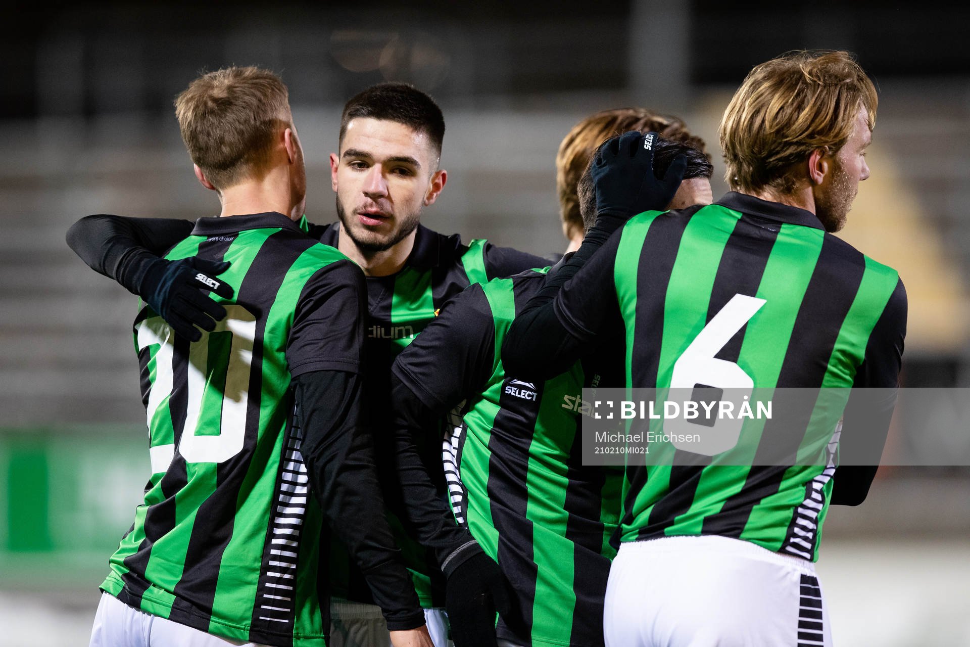 GAIS Daniel Sterner jublar ihop med lagkamrater