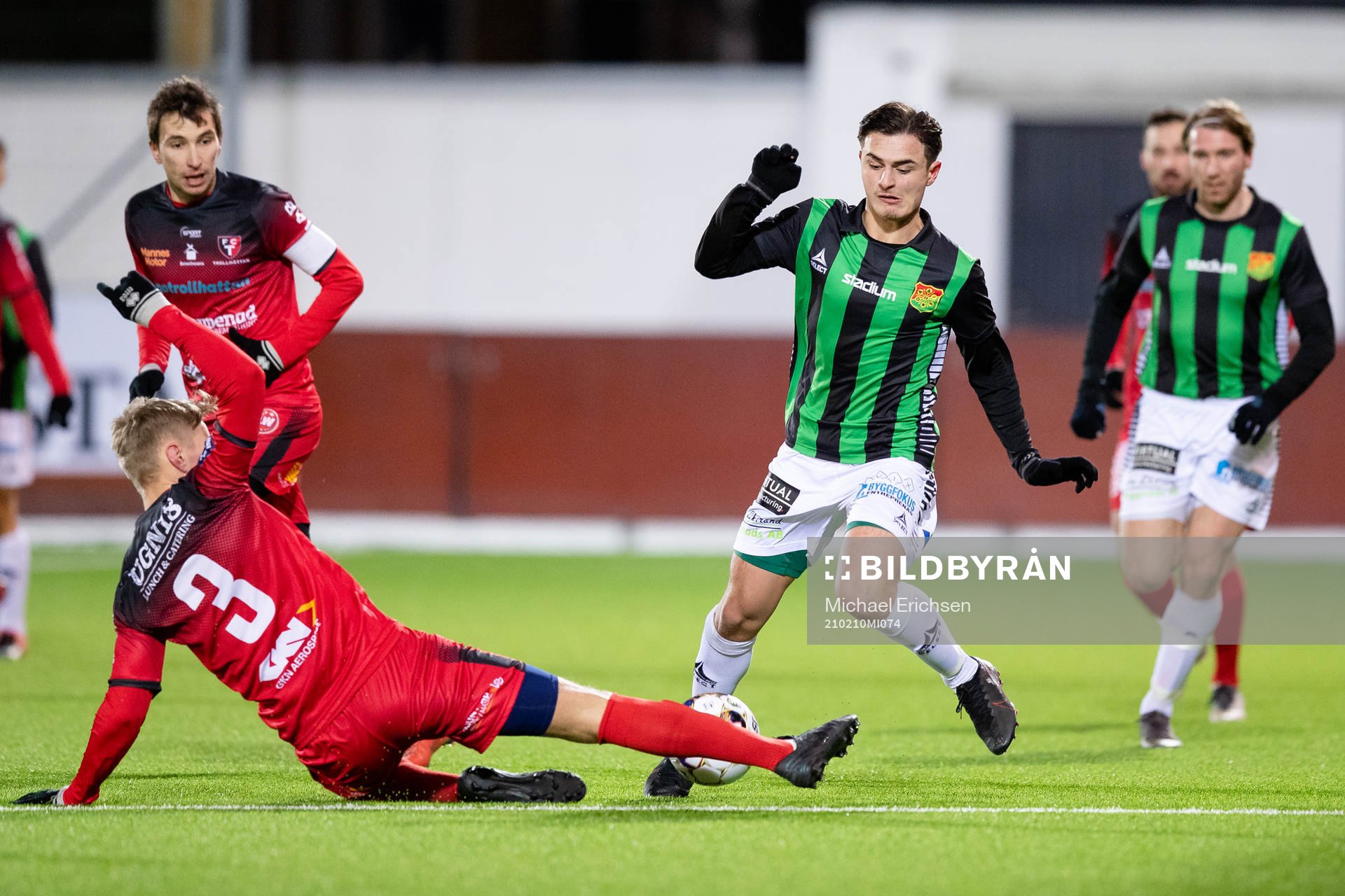 Trollhättans Alexander Almqvist glidtacklar GAIS Emre Balci