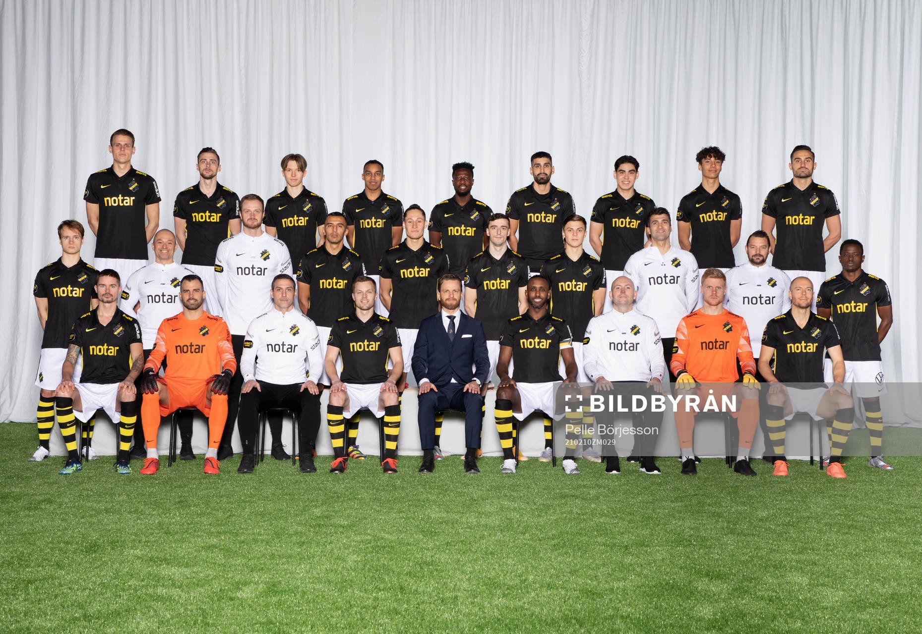 AIK poserar för en lagbild den 10 februari 2021 i Stockholm. Bakre ledet från vänster: Bojan Radulovic Samoukovic, Filip Rogic, Tom Strannegård, Bilal Hussein, Ebenezer Ofori, Stefan Silva, Eric Kahl, Robin Tihi, Sotirios Papagiannopoulos. Mittenledet från vänster: Saku Ylätupa, sjukgymnast Stefan Tanda, fystränare Michael Lawson, Nabil Bahoui, Felix Michel, Jetmir Haliti, Erik Ring, målvaktstänare Kyriakos Stamatopoulos, materialförvaltare Håkan Sjöberg, Erick Otieno. Sittande från vänster: Mikael Lustig, Budimir Janosevic, assisterande tränare Sean O´Shea, Sebastian Larsson, chefstränare Bartosz Grzelak, Henok Goitom, assisterande tränare Andreas Janmyr, Jakob Haugaard, Per Karlsson.