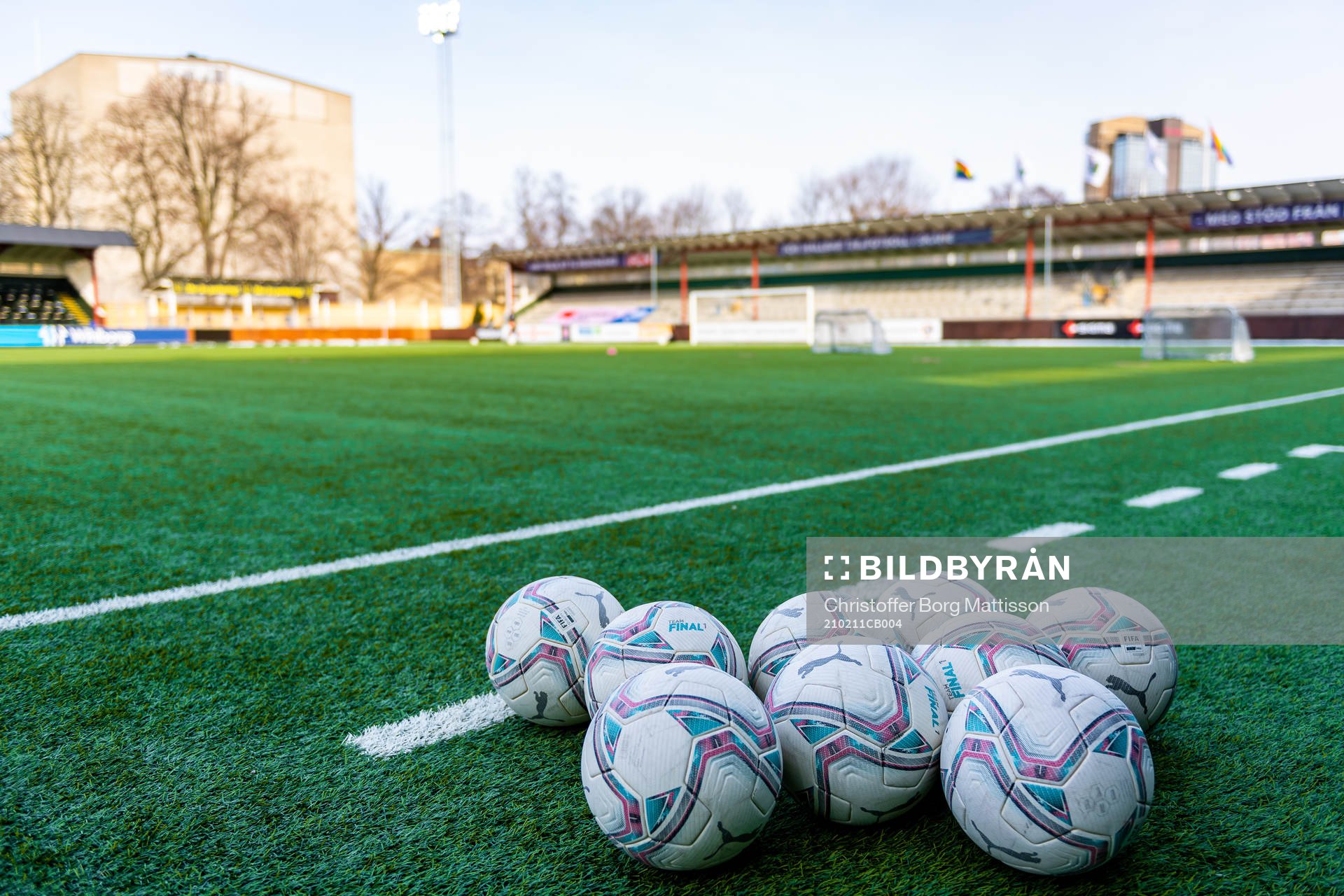 Fotbollar ligger på konstgräsmattan