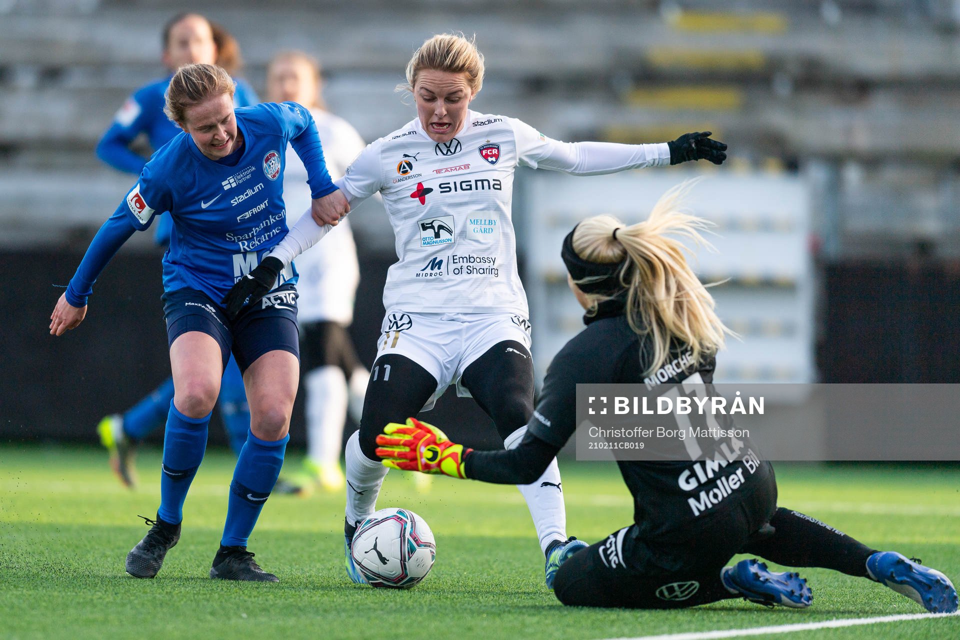 Rosengårds Mimmi Larsson oroar framför mål