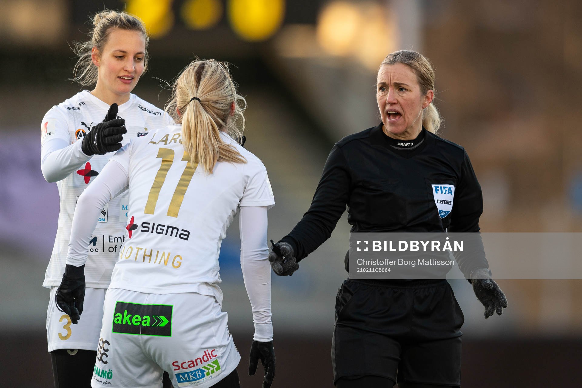 Rosengårds Nathalie Björn och Mimmi Larsson samt domare