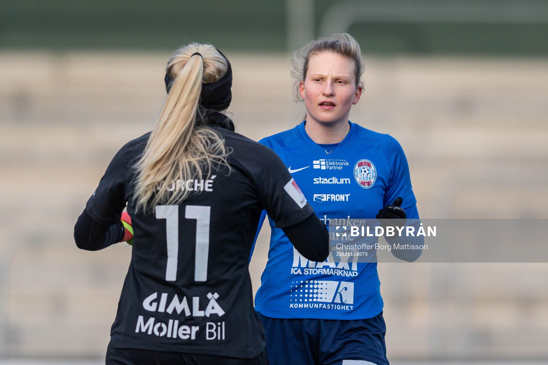 Eskilstunas Elise Stenevik i samtal med målvakt Emma
