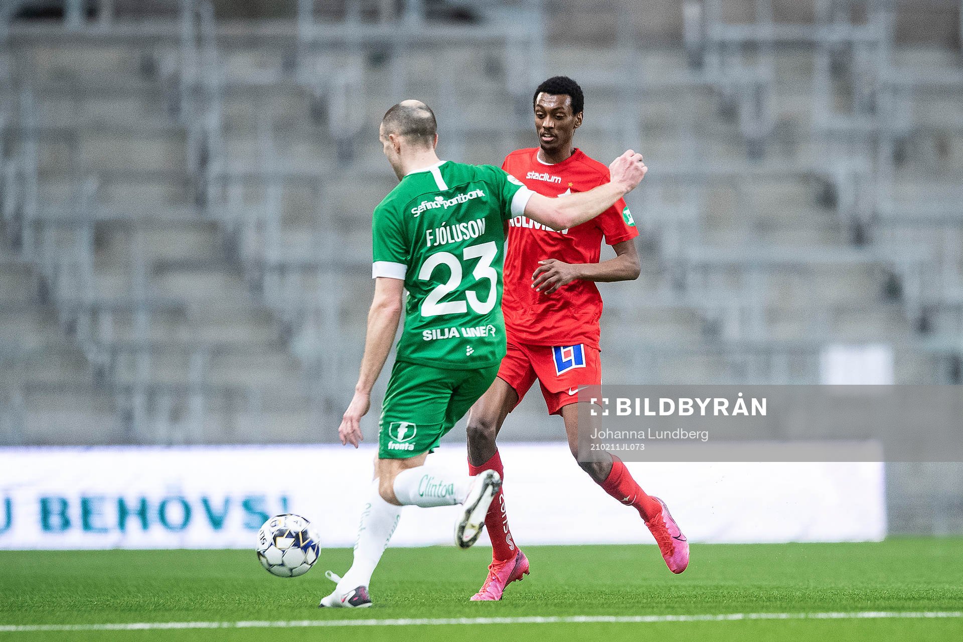 Hammarbys Jon Gudni Fjoluson och IFK Norrköpings Jonatan Tesfay under träningsmatchen i fotboll mellan Hammarby och IFK Norrköping den 11 februari 2021 i Stockholm.