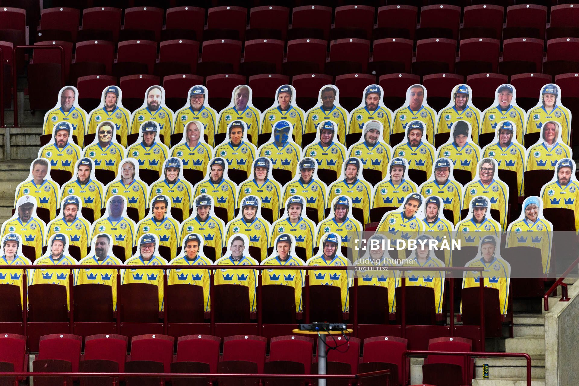 Fictive spectators of Sweden in the stands