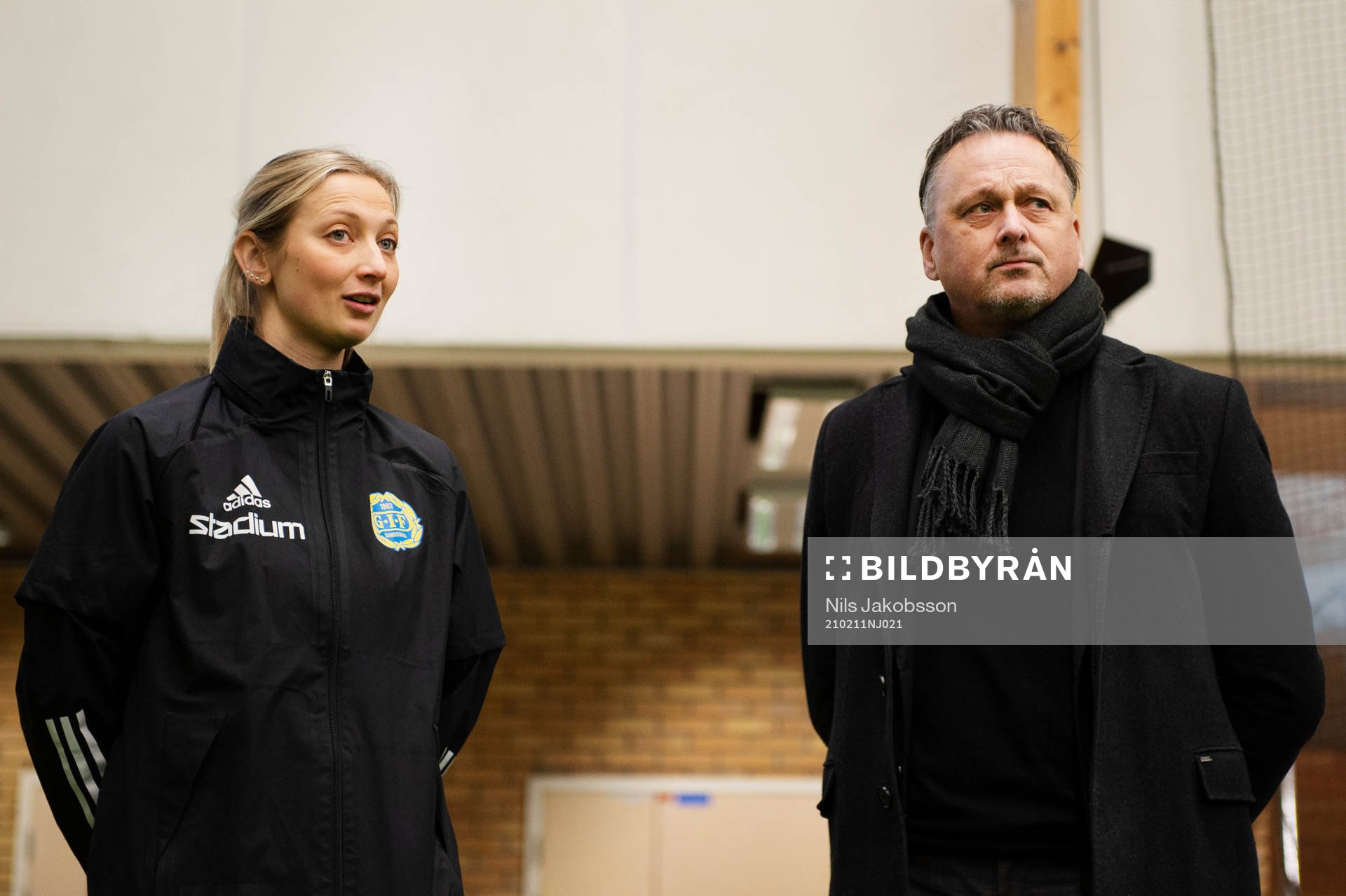 Sundsvalls sportchef Urban Hagblom pratar med fysioterapeut Sandra Sandberg under en träning med GIF Sundsvall den 11 februari 2021 i Sundsvall.