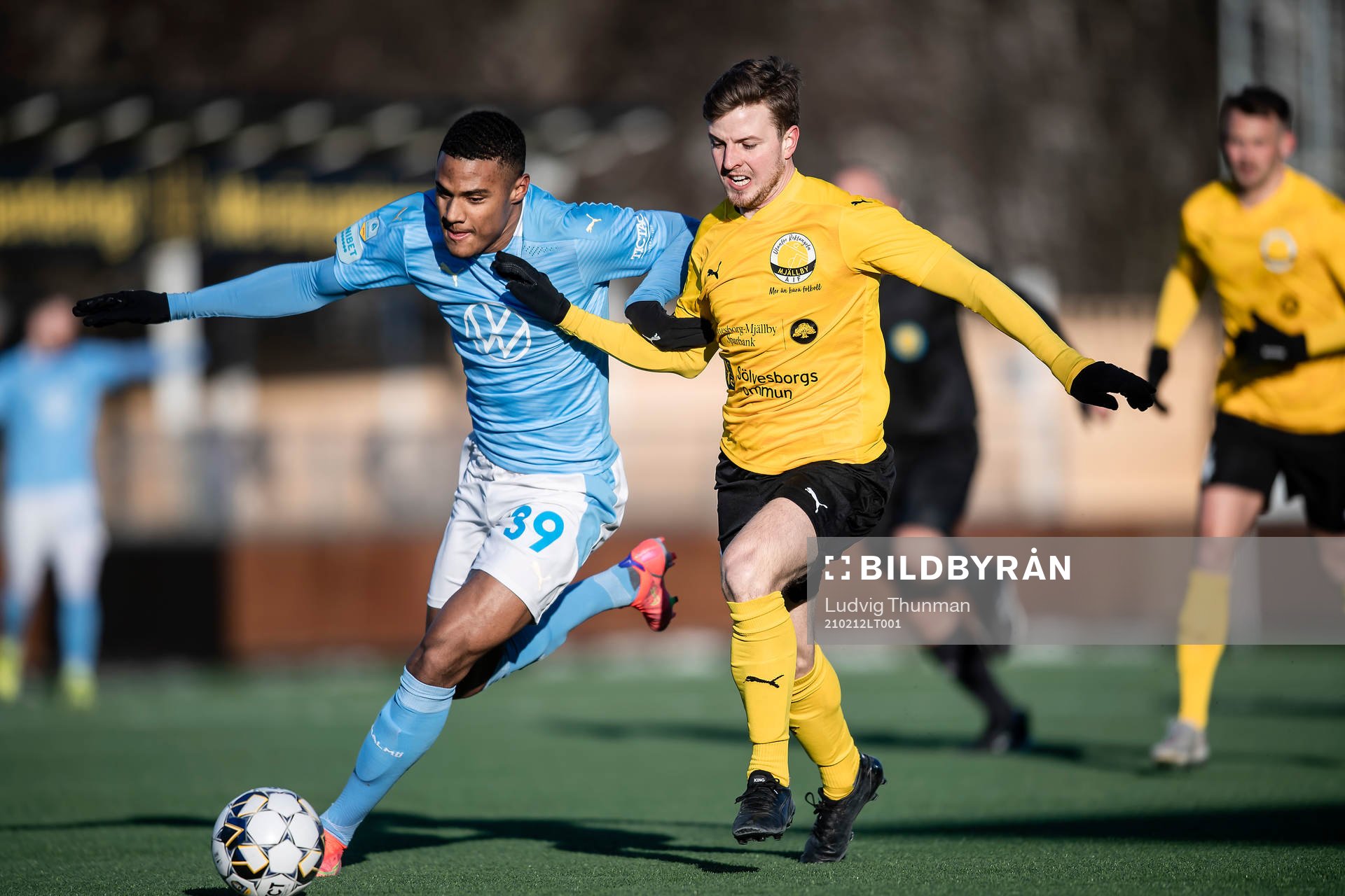 Malmö FFs Amin Sarr och Mjällbys Joel Nilsson
