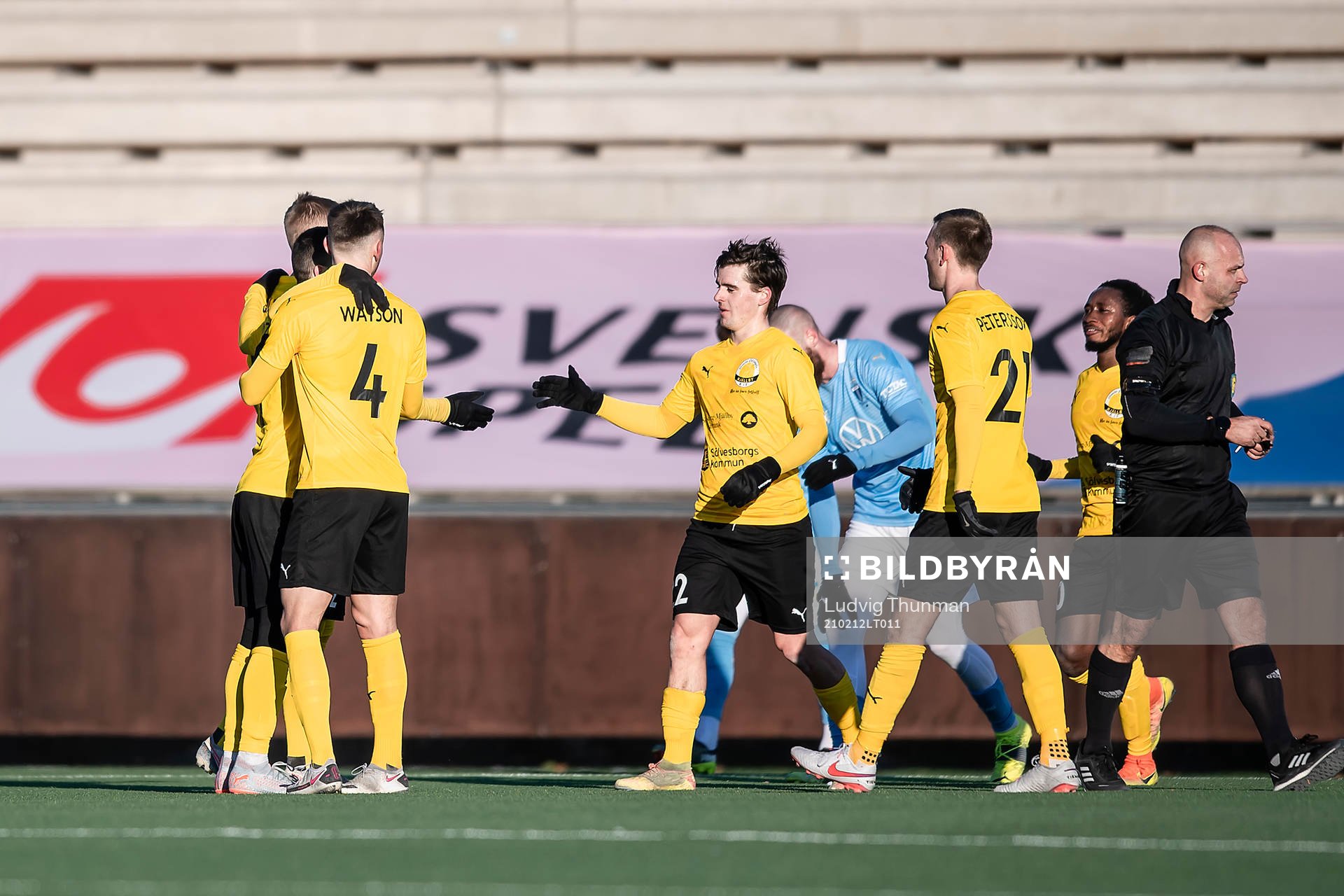 Mjällbys spelare jublar efter 0-1 under träningsmatchen i fotboll mellan Malmö FF och Mjällby den 12 februari 2021 i Malmö. 