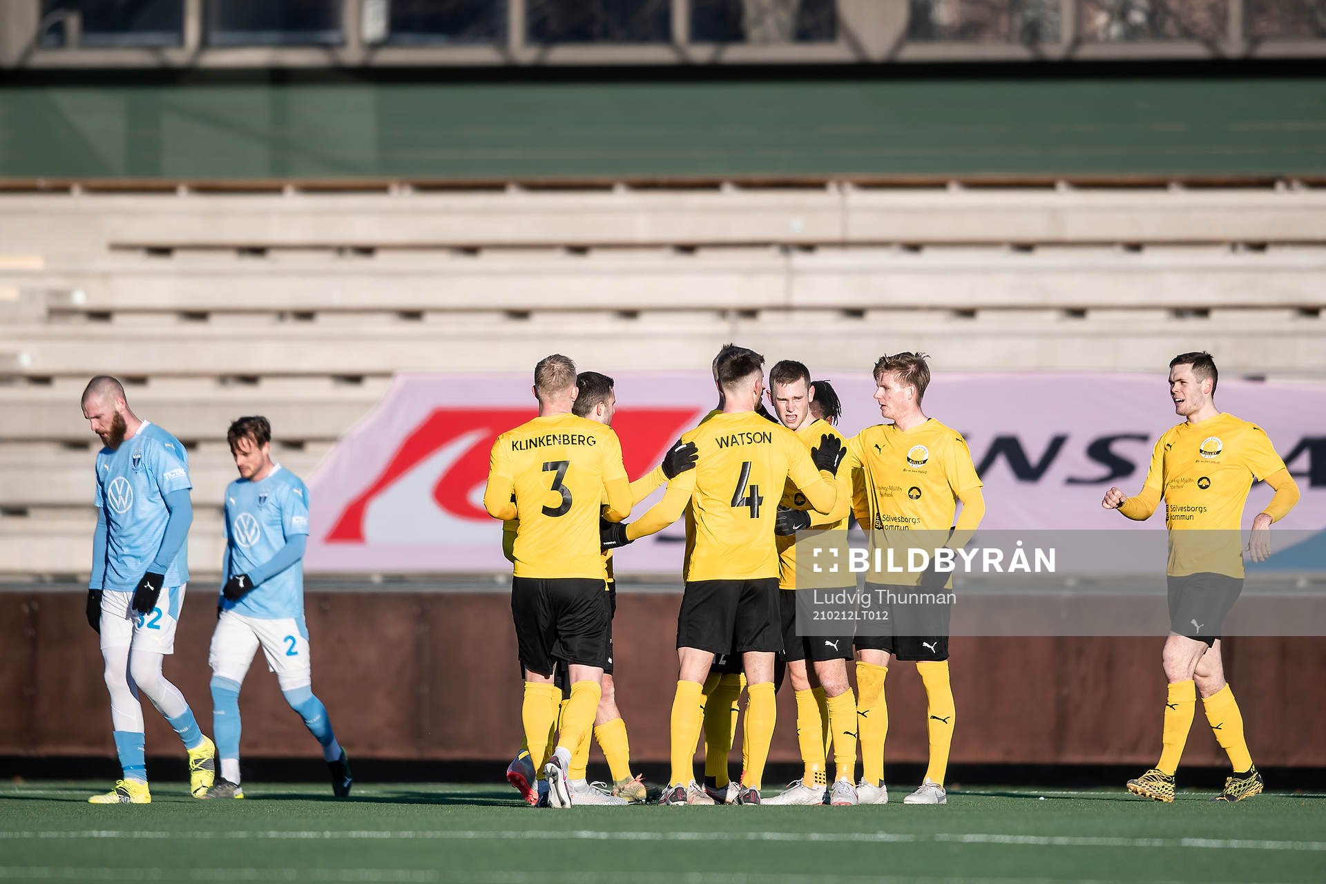 Mjällbys spelare jublar efter 0-1 under träningsmatchen i fotboll mellan Malmö FF och Mjällby den 12 februari 2021 i Malmö. 