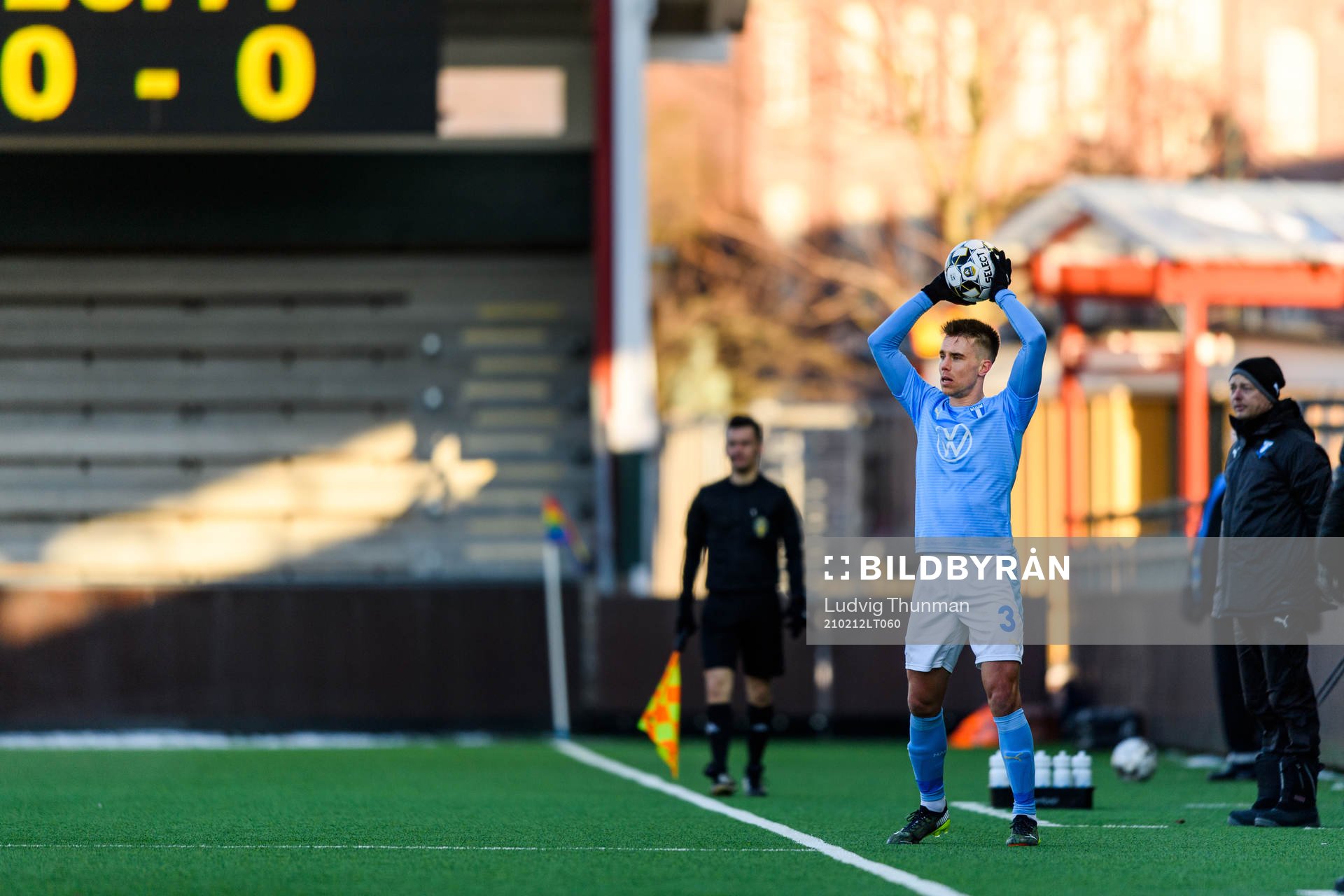 Malmö FFs Jonas Knudsen lägger ett inkast