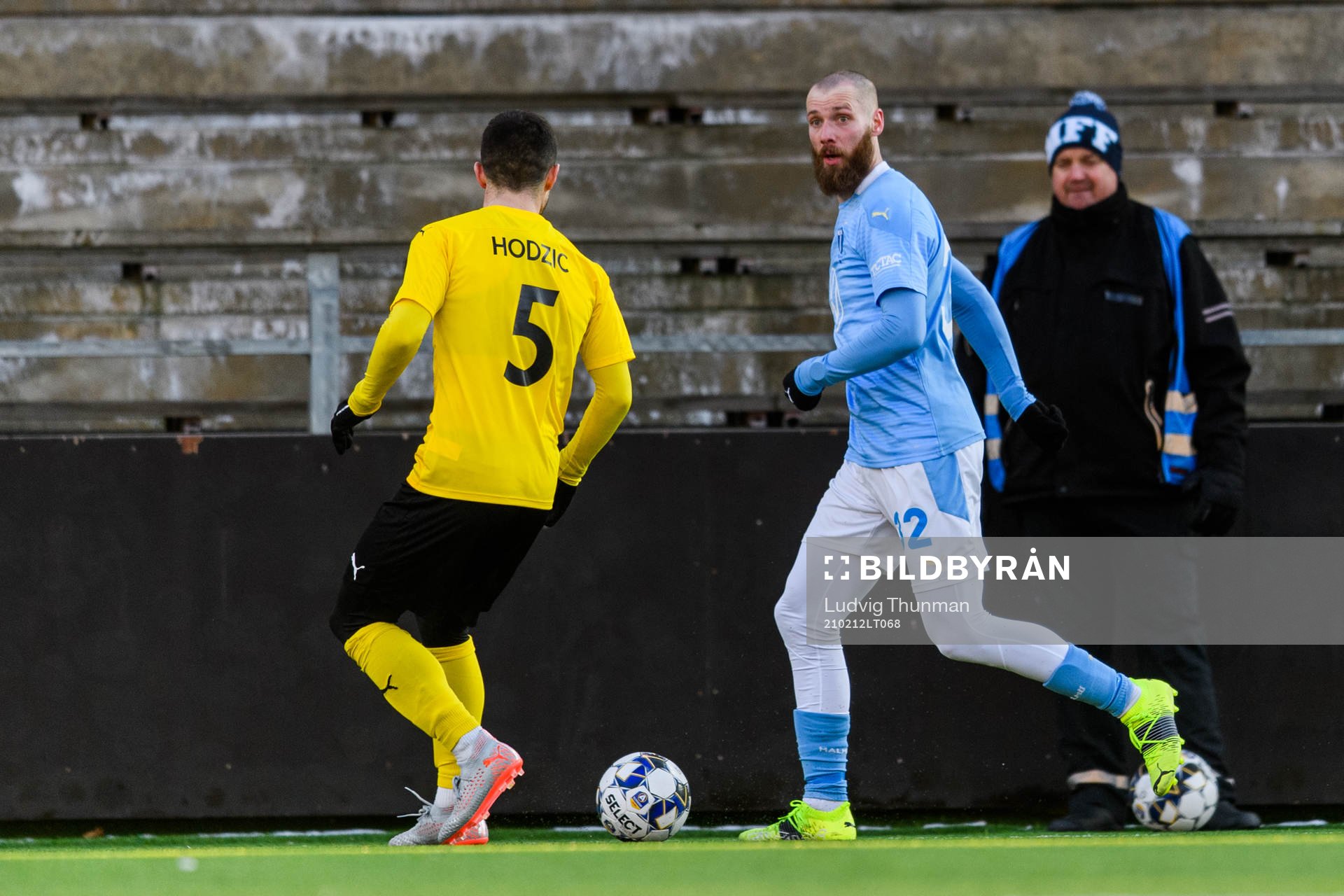 Malmö FFs Jo Inge Berget och Mjällbys Kadir Hodzic under träningsmatchen i fotboll mellan Malmö FF och Mjällby den 12 februari 2021 i Malmö.