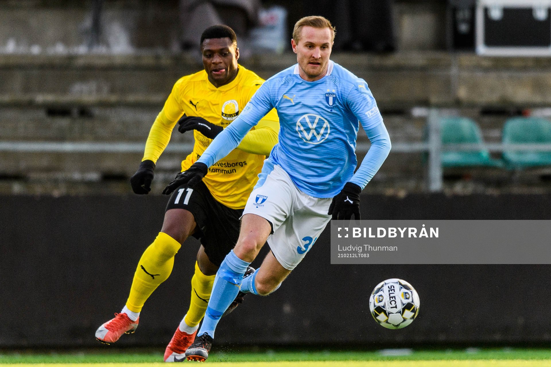 Malmö FFs Franz Brorsson och Mjällbys Martin Spelmann under träningsmatchen i fotboll mellan Malmö FF och Mjällby den 12 februari 2021 i Malmö. 