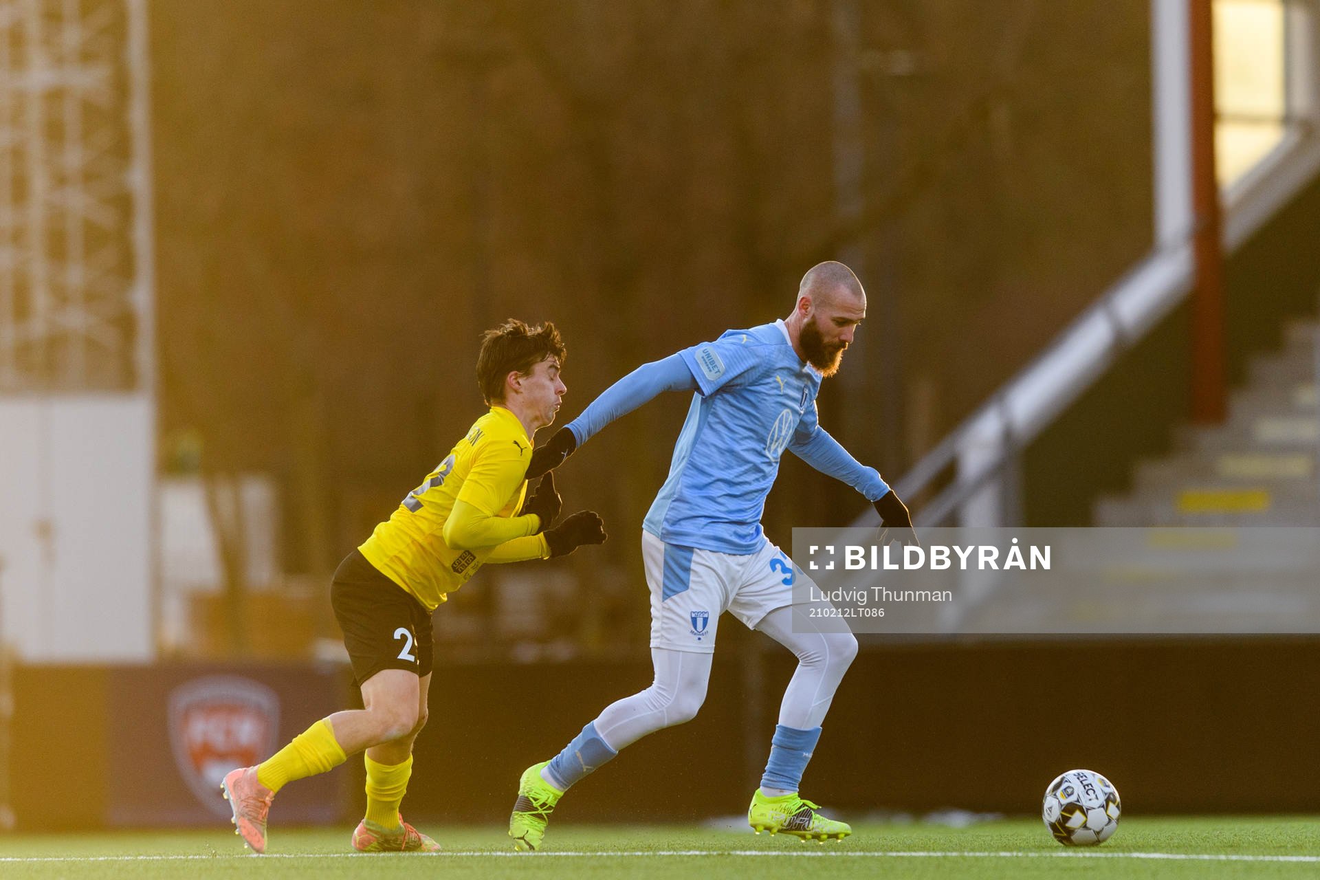 Malmö FFs Jo Inge Berget jagas av Mjällbys Jesper