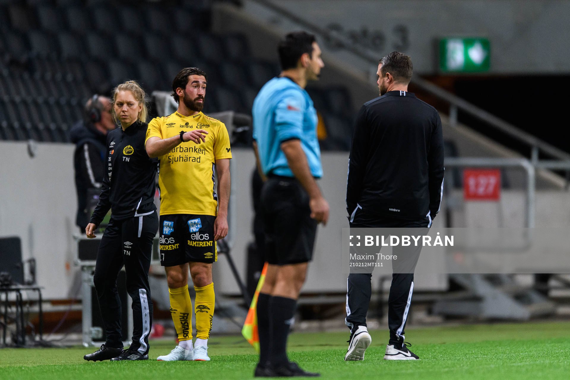 Elfsborgs Frederik Holst i samtal med manager Jimmy Thelin