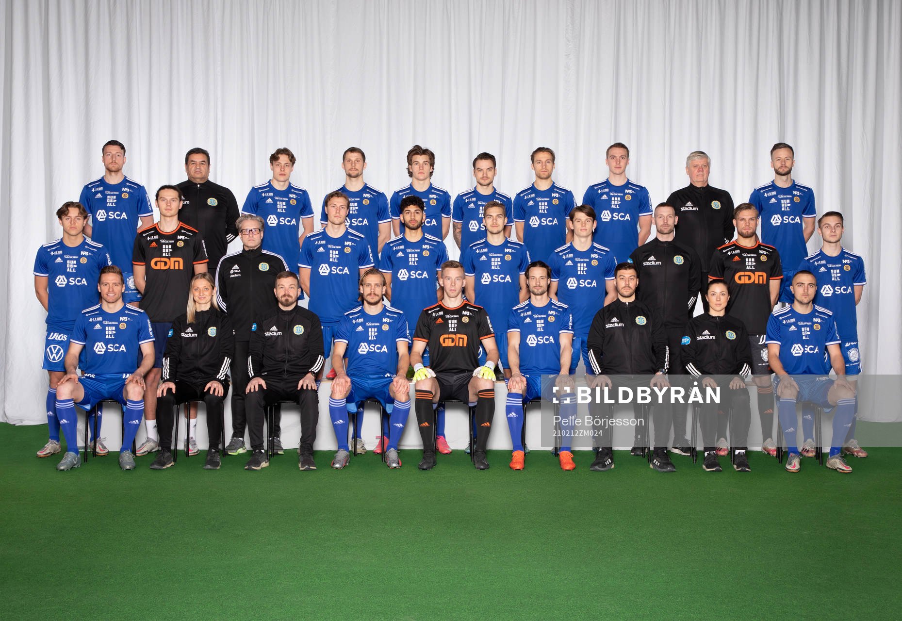 GIF Sundsvall poserar för en lagbild den 12 februari 2021 i Sundsvall. Bakre ledet från vänster. Alexander Blomqvist, matrialförvaltare Enrique Parraguez, Jesper Carström, Erik Andersson, Johan Bengtsson, Pontus Silfwer, Daniel Stensson, Albin Ekström, materialförvaltare Morgan Eriksson, Robert Lundström. Mittenledet från vänster: Ludvig Nåvik, Gustav Molin, matchanalytiker Dick Svedin, Niclas Dahlström, Paya Pishqah, Anton Eriksson, Teodor Stenshagen, målaktstränare Tommy Naurin, Oscar Jonsson, Albin Palmlöv. Sittande från vänster: David Myrestam, fysioterapeut Sandra Sandberg, huvudtränare Henrik Åhnstrand, Pontus Engblom, Andreas Andersson, Linus Hallenius, assisterande tränare Brian Clarhaut, naprapat/fystränare Oda Schei Lindhal, Dennis Olsson.