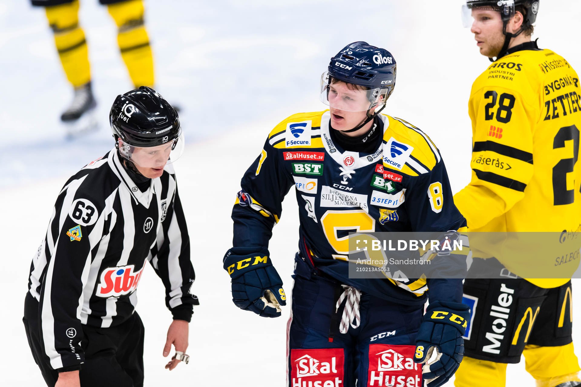 Södertäljes Lucas Nordsäter diskuterar med linjedomaren