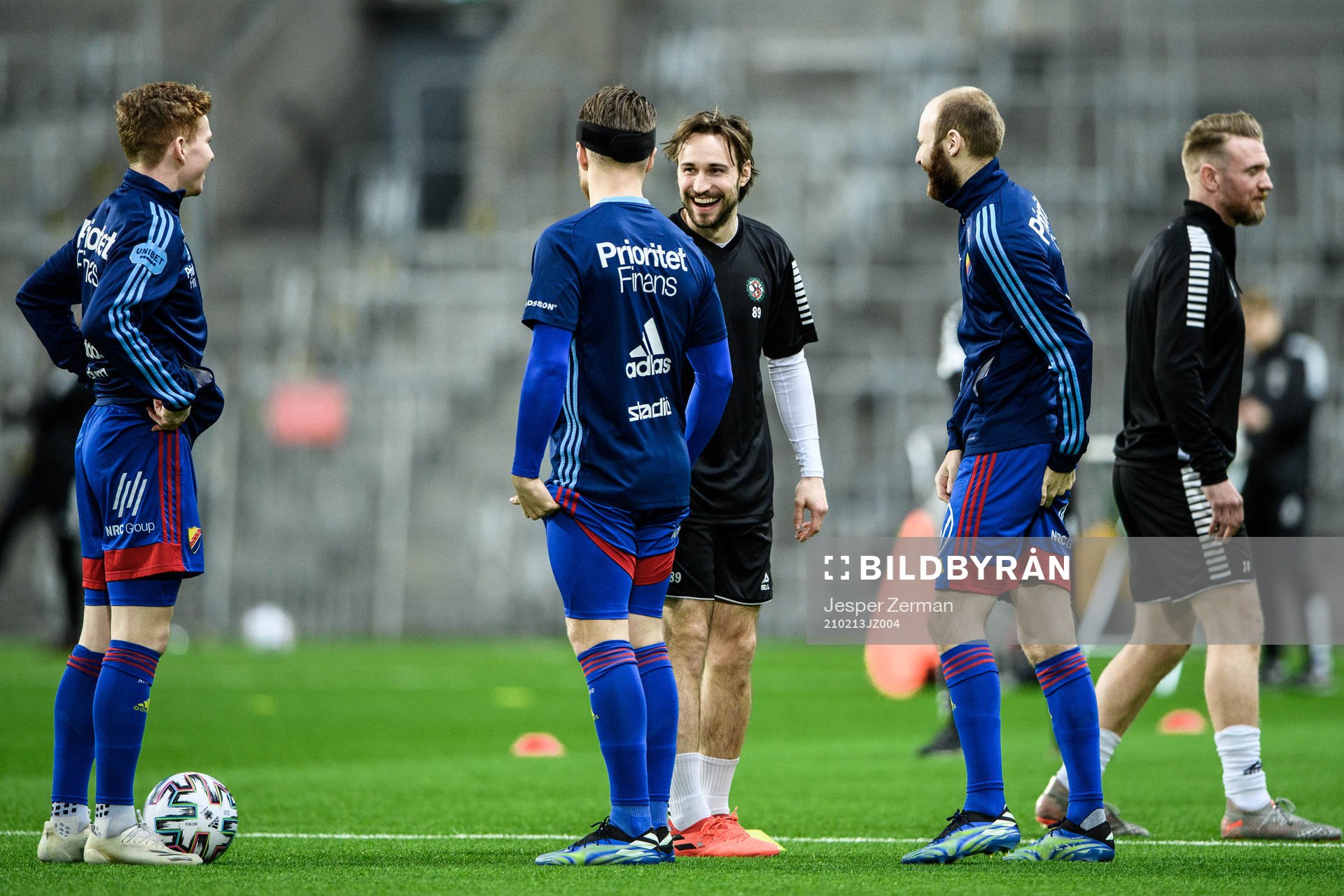 Örebros Kevin Walker hälsar på Djurgårdens Aslak Witry,