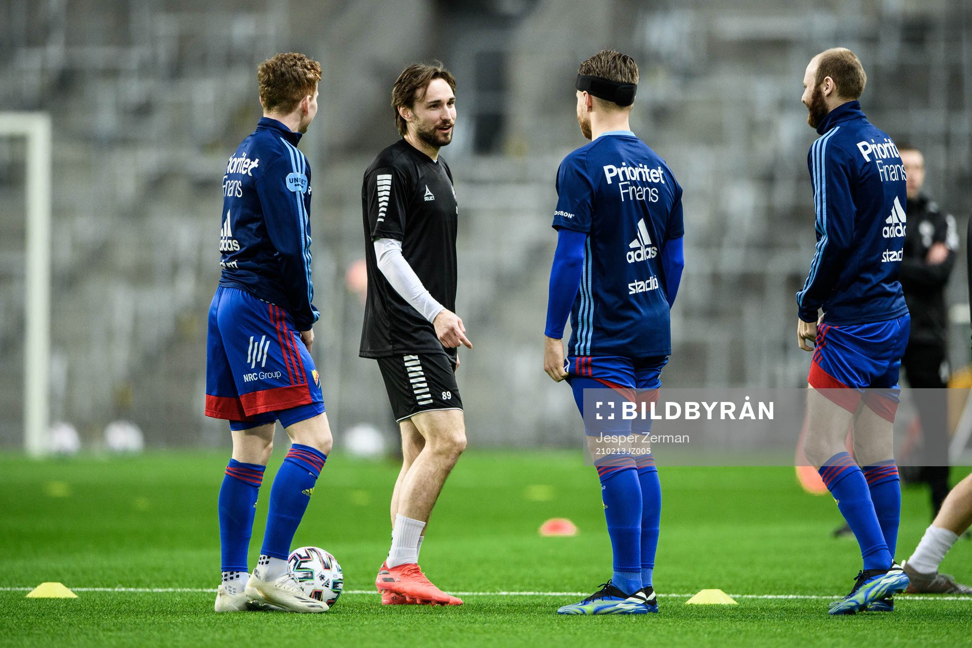 Örebros Kevin Walker hälsar på Djurgårdens Aslak Witry,