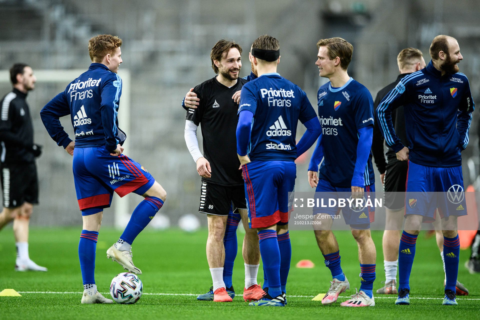 Örebros Kevin Walker hälsar på Djurgårdens Aslak Witry,