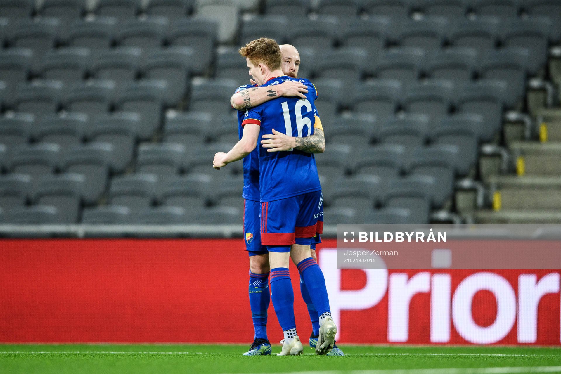 Djurgårdens Magnus Eriksson och Aslak Witry jublar efter 1-0 under träningsmatchen i fotboll mellan Djurgården och Örebro den 13 februari 2021 i Stockholm.