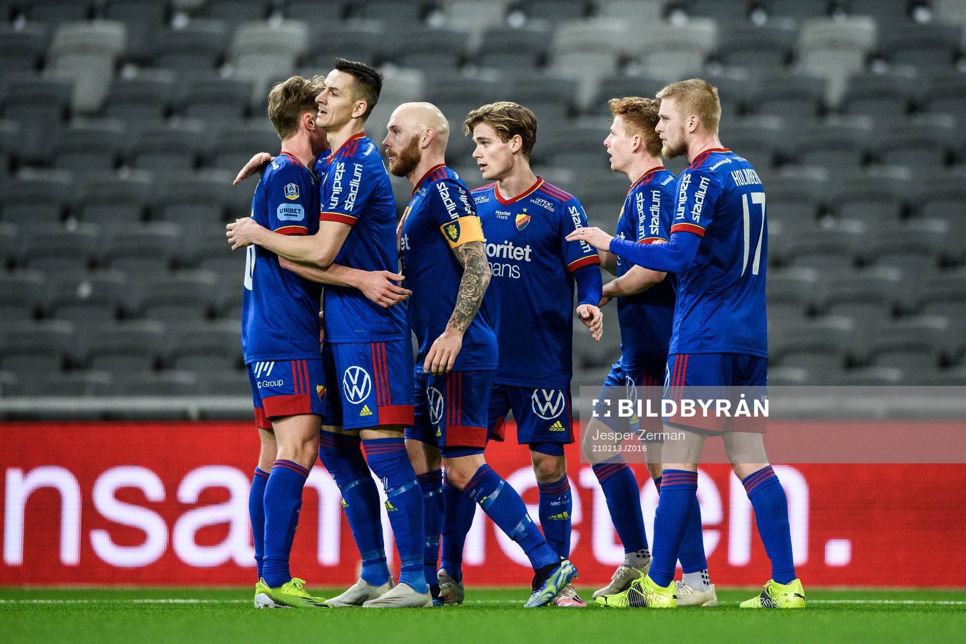 Djurgårdens spelare jublar efter 1-0 av Aslak Witry under träningsmatchen i fotboll mellan Djurgården och Örebro den 13 februari 2021 i Stockholm.