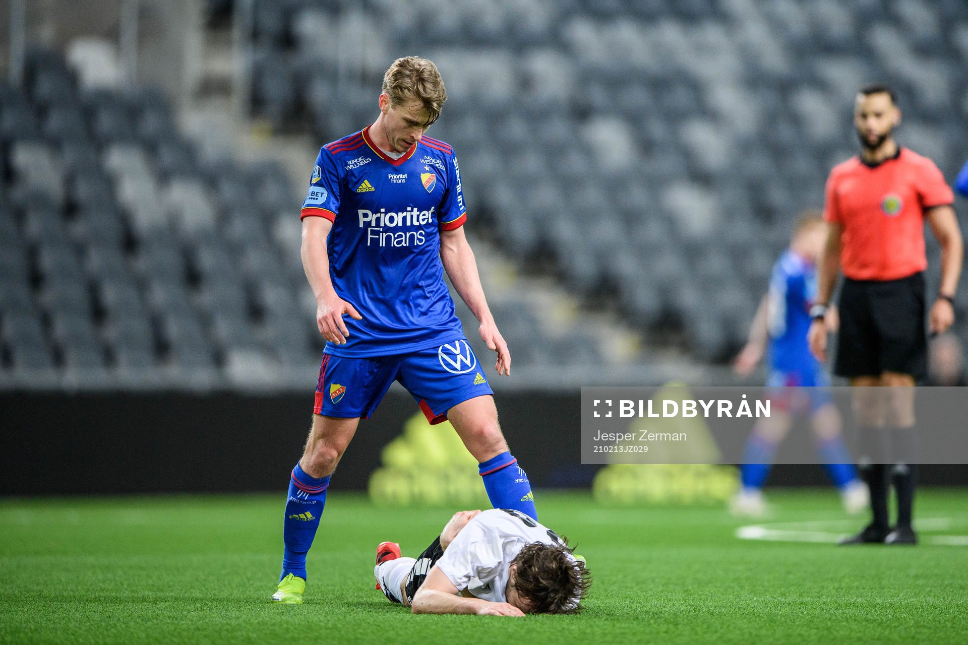 Djurgårdens Rasmus Schüller och Örebros Kevin Walker under träningsmatchen i fotboll mellan Djurgården och Örebro den 13 februari 2021 i Stockholm.