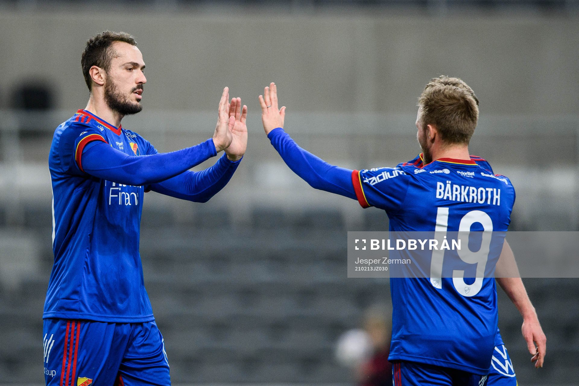 Djurgårdens Emir Kujovic jublar tillsammans med Nicklas Bärkroth efter 4-0 under träningsmatchen i fotboll mellan Djurgården och Örebro den 13 februari 2021 i Stockholm.
