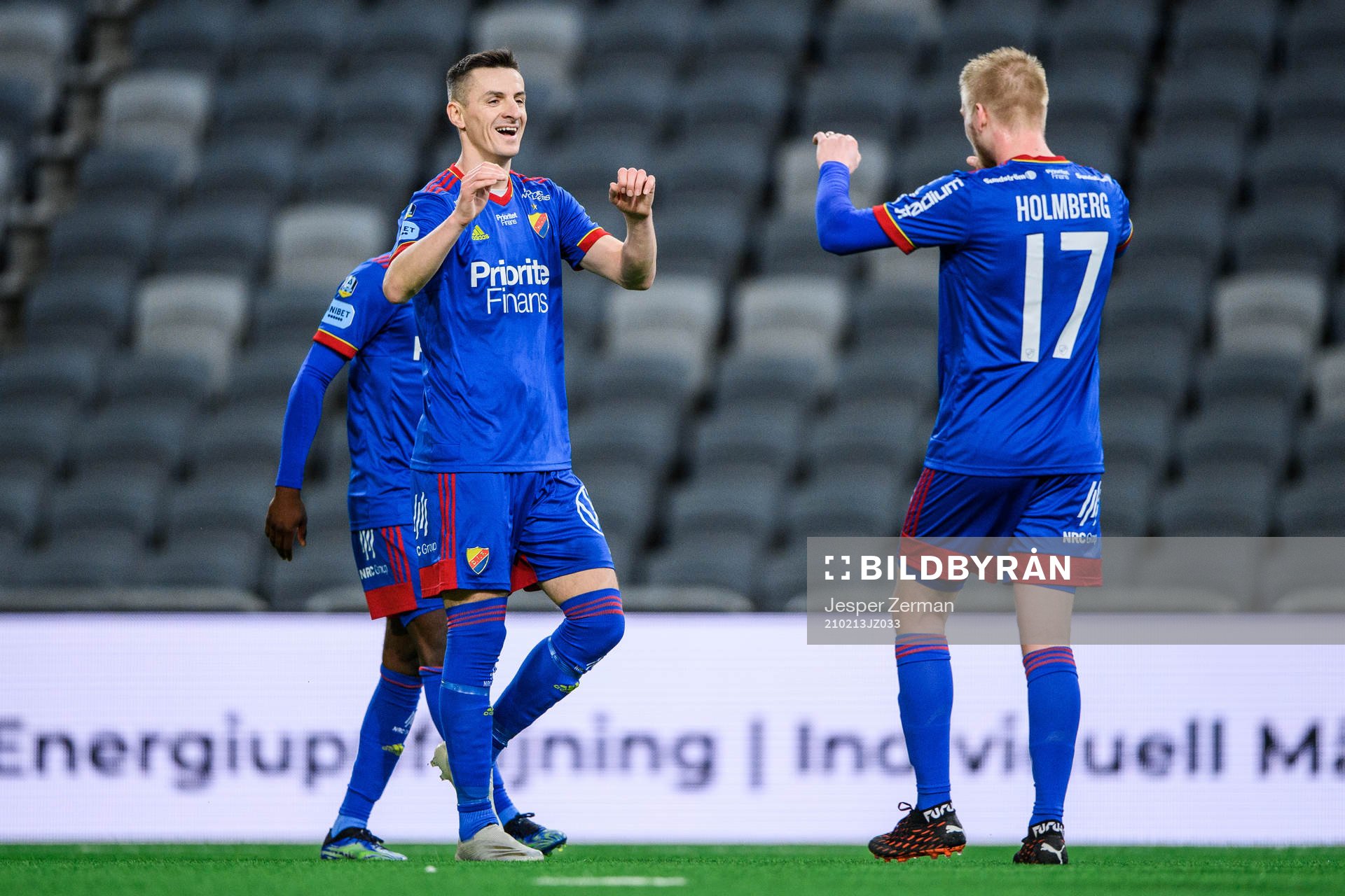 Djurgårdens Haris Radetinac jublar tillsammans med Kalle Holmberg efter 3-0 under träningsmatchen i fotboll mellan Djurgården och Örebro den 13 februari 2021 i Stockholm.