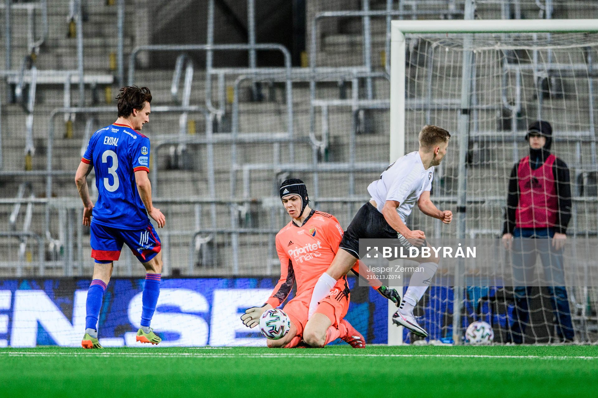 Djurgårdens Hjalmar Ekdal och målvakt Jacob Widell