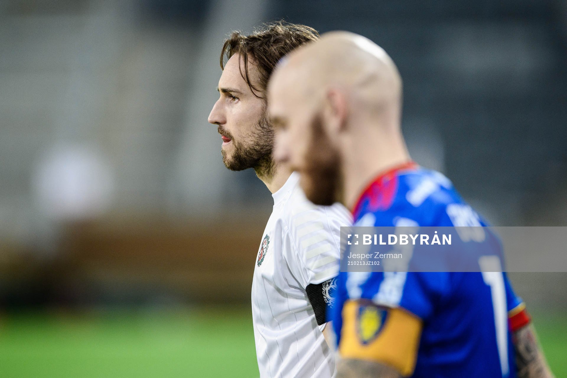 Örebros Kevin Walker och Djurgårdens Magnus Eriksson gör