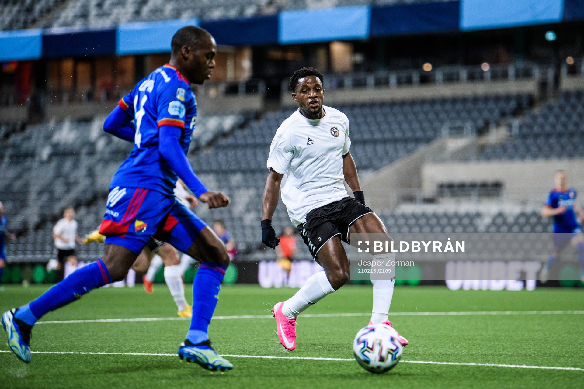 Djurgårdens Edward Chilufya och Örebros Kevin Wright