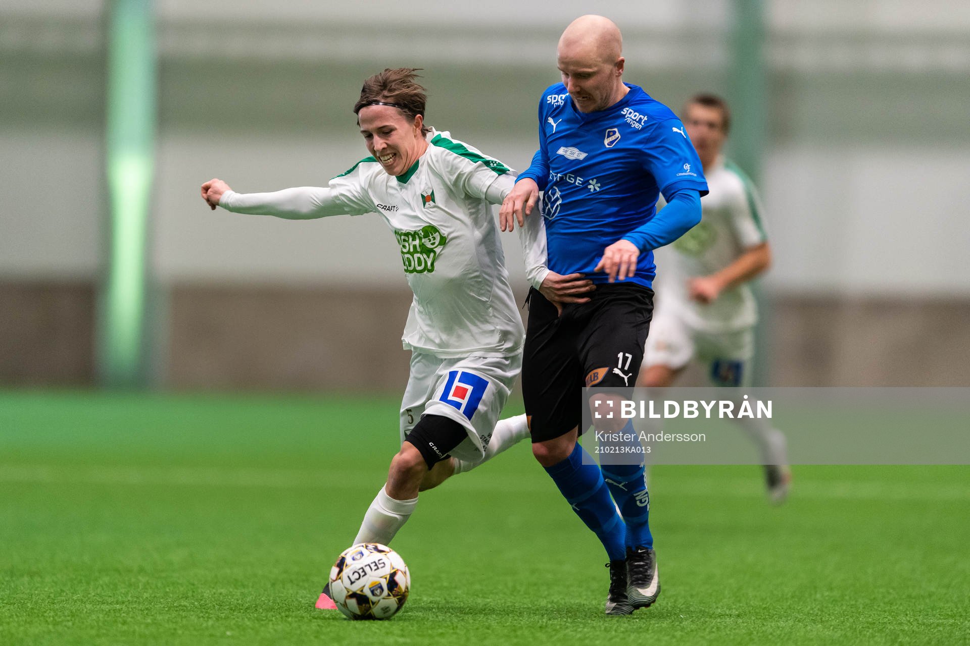 Varbergs Jakob Lindahl och Halmstads Simon Lundevall under träningsmatchen i fotboll mellan Halmstad och Varberg den 13 februari 2021 i Borås.